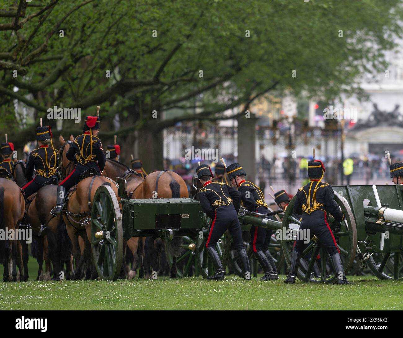 Guns firing after coronation hi-res stock photography and images - Alamy