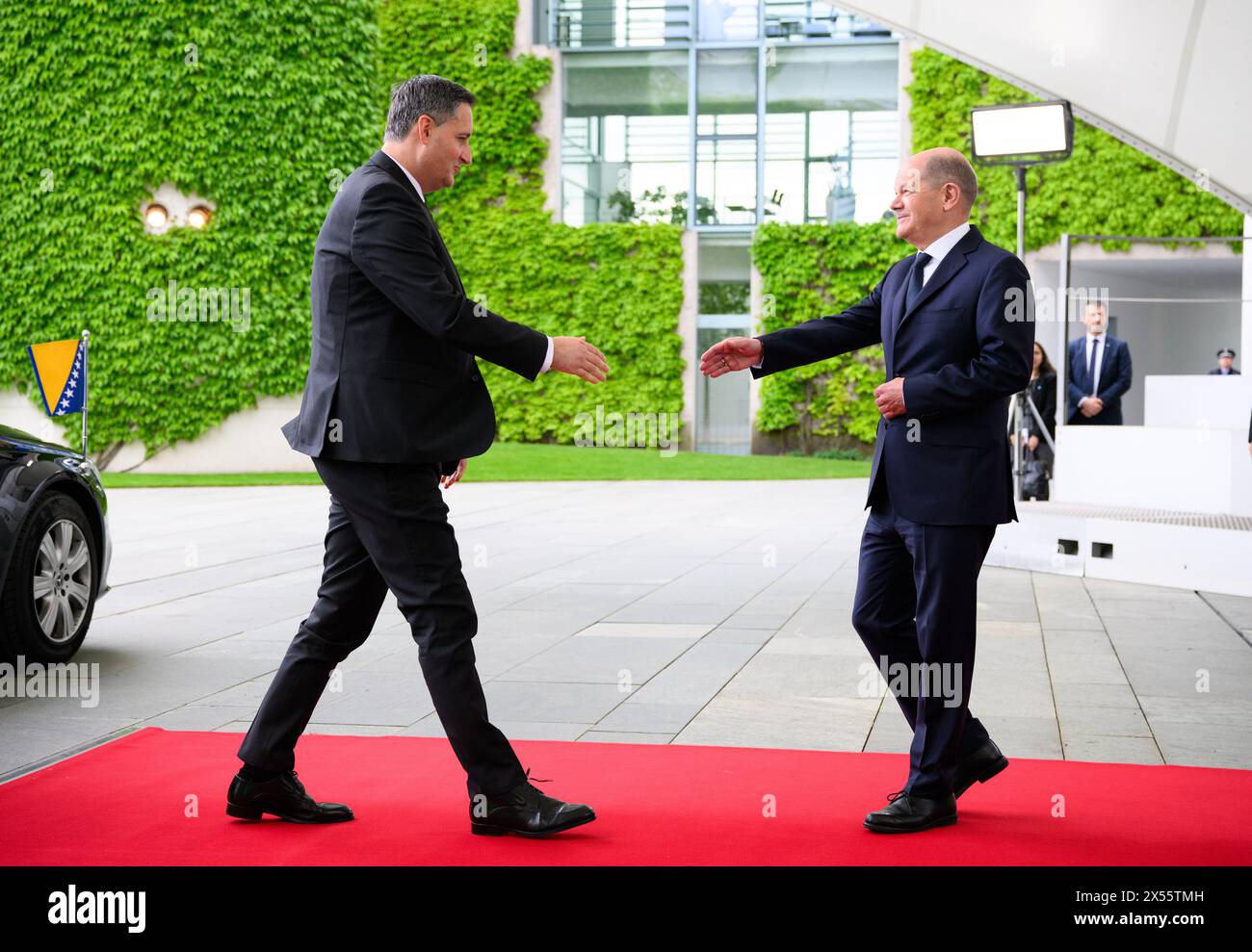 Berlin, Germany. 07th May, 2024. Federal Chancellor Olaf Scholz (SPD, r) welcomes Denis Becirovic, Chairman of the State Presidency of Bosnia and Herzegovina, for talks in front of the Federal Chancellery. The State Presidency of Bosnia and Herzegovina consists of one representative each from the Bosniak, Serbian and Croatian ethnic groups; the chairmanship rotates every eight months. Credit: Bernd von Jutrczenka/dpa/Alamy Live News Stock Photo