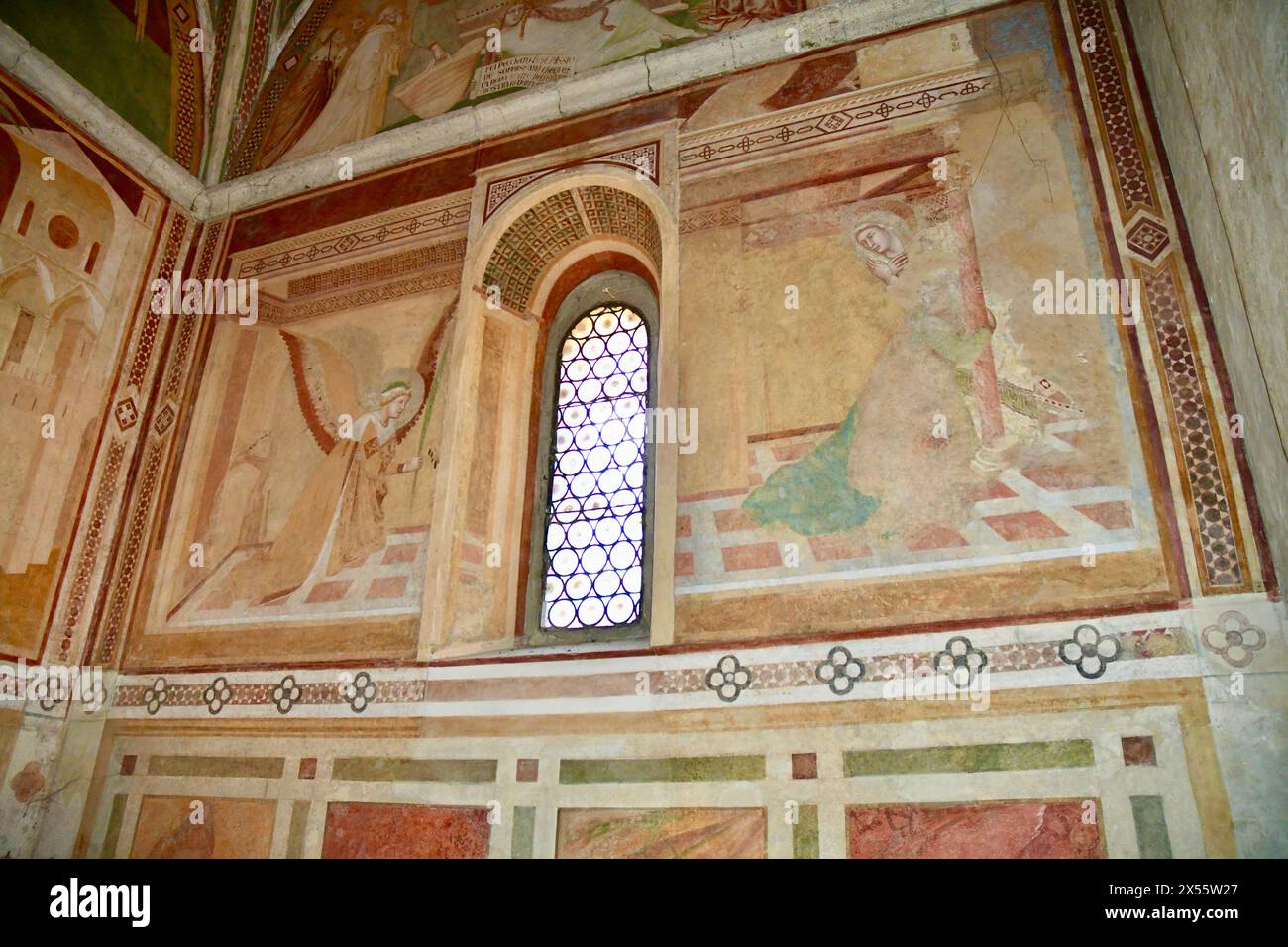 Parete laterale con finestra della Abbazia di San Galgano a Chiusdino ( Siena). Stock Photo