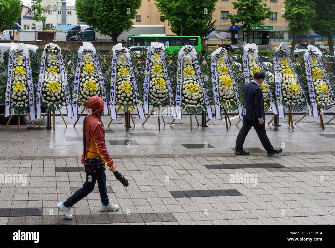 Seoul, South Korea. 07th May, 2024. Funeral wreaths set up by BTS fans protesting the Hybe are seen outside the headquarters of Hybe, the K-pop record label behind BTS and NewJeans. Hybe is in an internal conflict over management control with its affiliate agency, ADOR, which represents NewJeans. (Photo by Kim Jae-Hwan/SOPA Images/Sipa USA) Credit: Sipa USA/Alamy Live News Stock Photo