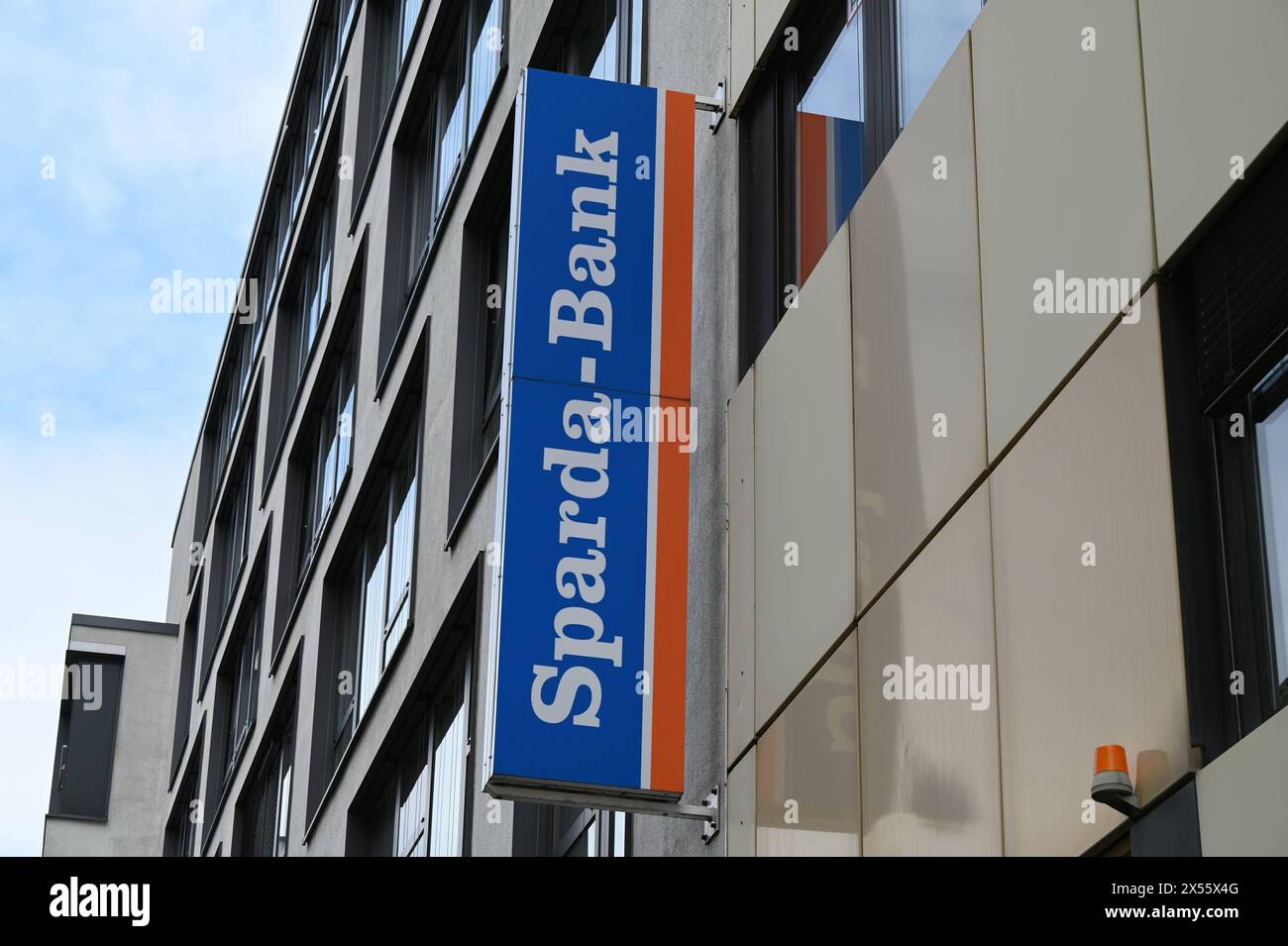 Logo, Schriftzug der Sparda Bank, eine Genossenschaftsbank, an einer Hauswand *** Logo, lettering of Sparda Bank, a cooperative bank, on a house wall Stock Photo