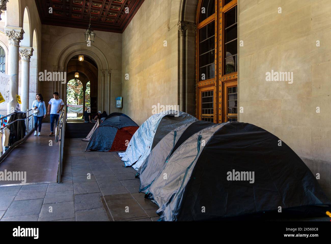 Campouts at universities in support of Palestine reach Barcelona, where students have camped at the Central University of Barcelona, the oldest in the city, and intend to not move from the campus. For now, the rectorate does not oppose the campout and allows the youth to stay there. Las acampadas en las universidades en apoyo a Palestina llegan a Barcelona, donde los estudiantes han acampado en la Universidad Central de Barcelona, la más antigua de la ciudad, y pretenden no moverse del campus. Por ahora, el rectorado no se opone a la acampada y permite a los jóvenes quedarse all&#xed Stock Photo