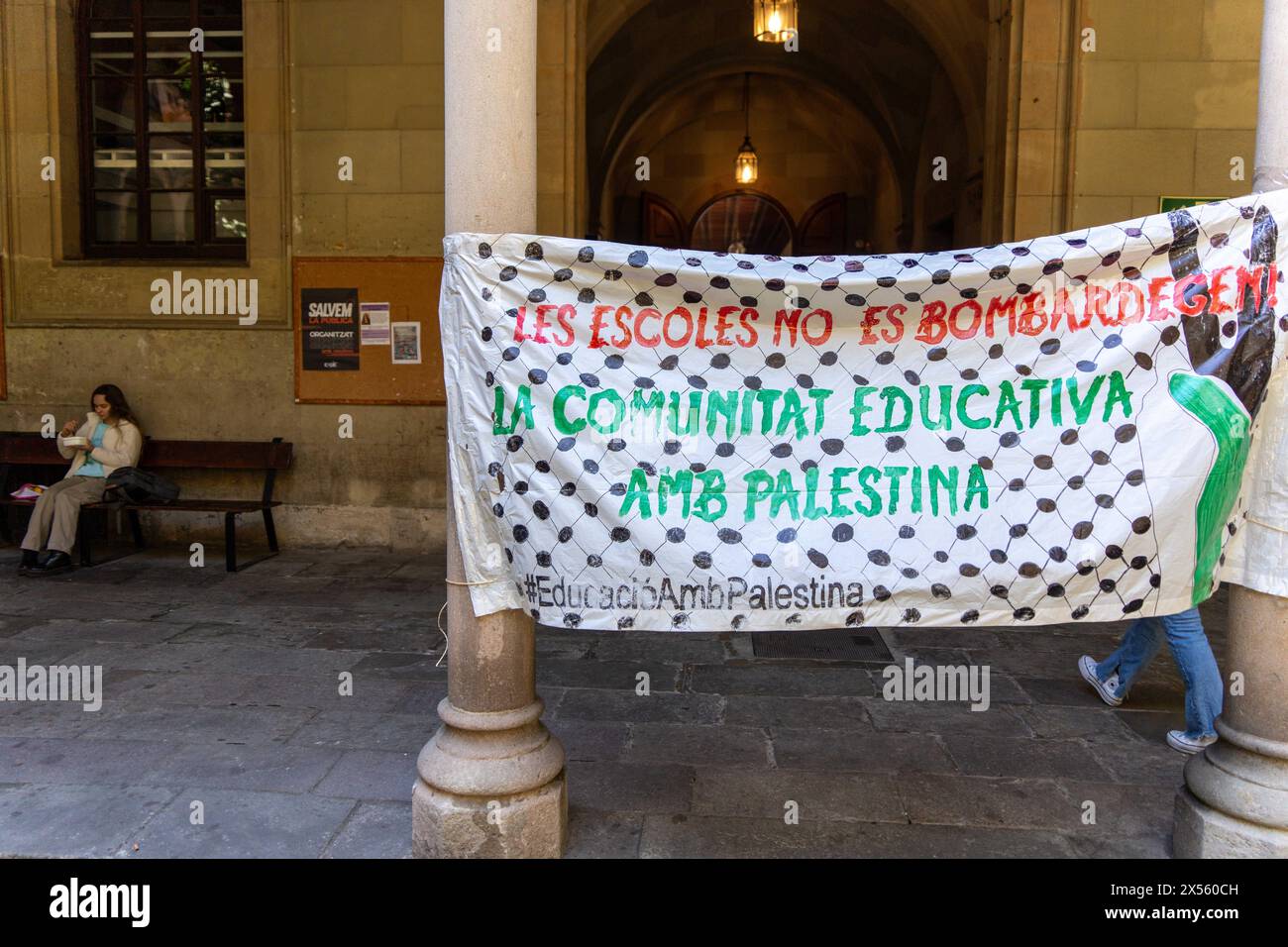 Campouts at universities in support of Palestine reach Barcelona, where students have camped at the Central University of Barcelona, the oldest in the city, and intend to not move from the campus. For now, the rectorate does not oppose the campout and allows the youth to stay there. Las acampadas en las universidades en apoyo a Palestina llegan a Barcelona, donde los estudiantes han acampado en la Universidad Central de Barcelona, la más antigua de la ciudad, y pretenden no moverse del campus. Por ahora, el rectorado no se opone a la acampada y permite a los jóvenes quedarse all&#xed Stock Photo