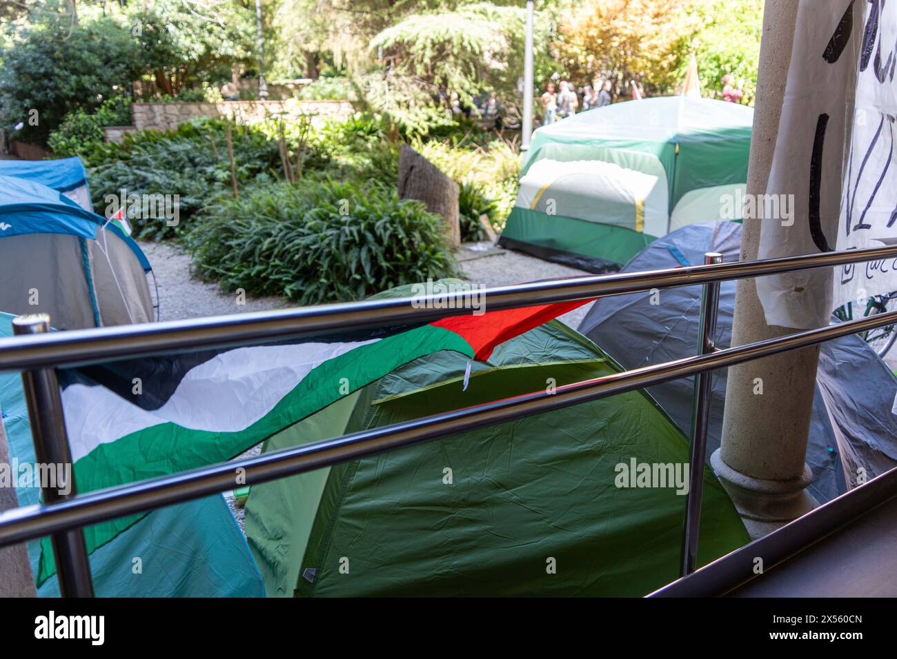 Campouts at universities in support of Palestine reach Barcelona, where students have camped at the Central University of Barcelona, the oldest in the city, and intend to not move from the campus. For now, the rectorate does not oppose the campout and allows the youth to stay there. Las acampadas en las universidades en apoyo a Palestina llegan a Barcelona, donde los estudiantes han acampado en la Universidad Central de Barcelona, la más antigua de la ciudad, y pretenden no moverse del campus. Por ahora, el rectorado no se opone a la acampada y permite a los jóvenes quedarse all&#xed Stock Photo