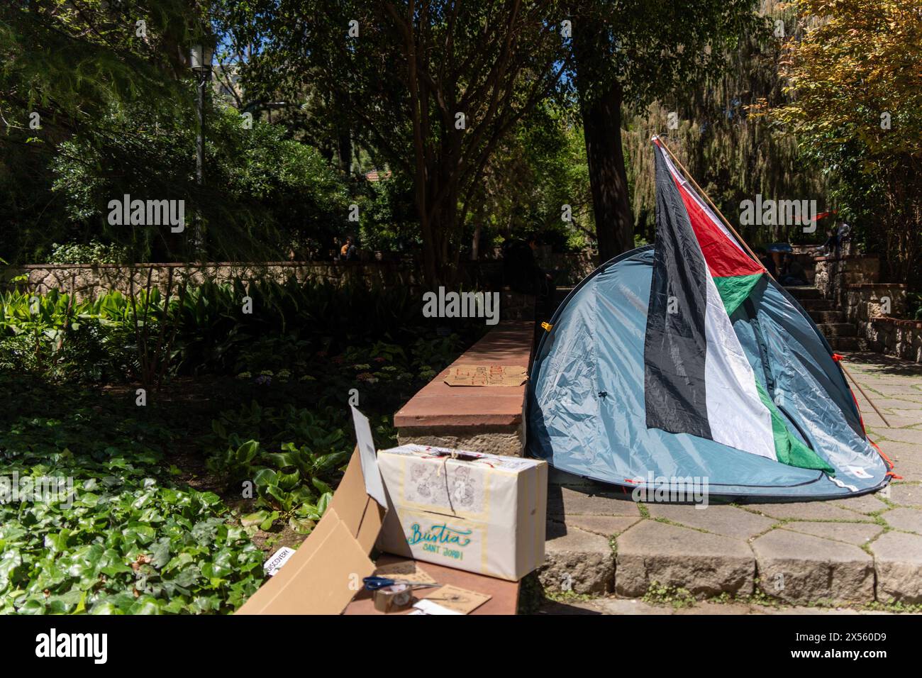 Campouts at universities in support of Palestine reach Barcelona, where students have camped at the Central University of Barcelona, the oldest in the city, and intend to not move from the campus. For now, the rectorate does not oppose the campout and allows the youth to stay there. Las acampadas en las universidades en apoyo a Palestina llegan a Barcelona, donde los estudiantes han acampado en la Universidad Central de Barcelona, la más antigua de la ciudad, y pretenden no moverse del campus. Por ahora, el rectorado no se opone a la acampada y permite a los jóvenes quedarse all&#xed Stock Photo