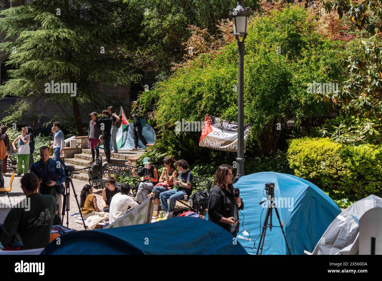 Campouts at universities in support of Palestine reach Barcelona, where students have camped at the Central University of Barcelona, the oldest in the city, and intend to not move from the campus. For now, the rectorate does not oppose the campout and allows the youth to stay there. Las acampadas en las universidades en apoyo a Palestina llegan a Barcelona, donde los estudiantes han acampado en la Universidad Central de Barcelona, la más antigua de la ciudad, y pretenden no moverse del campus. Por ahora, el rectorado no se opone a la acampada y permite a los jóvenes quedarse all&#xed Stock Photo