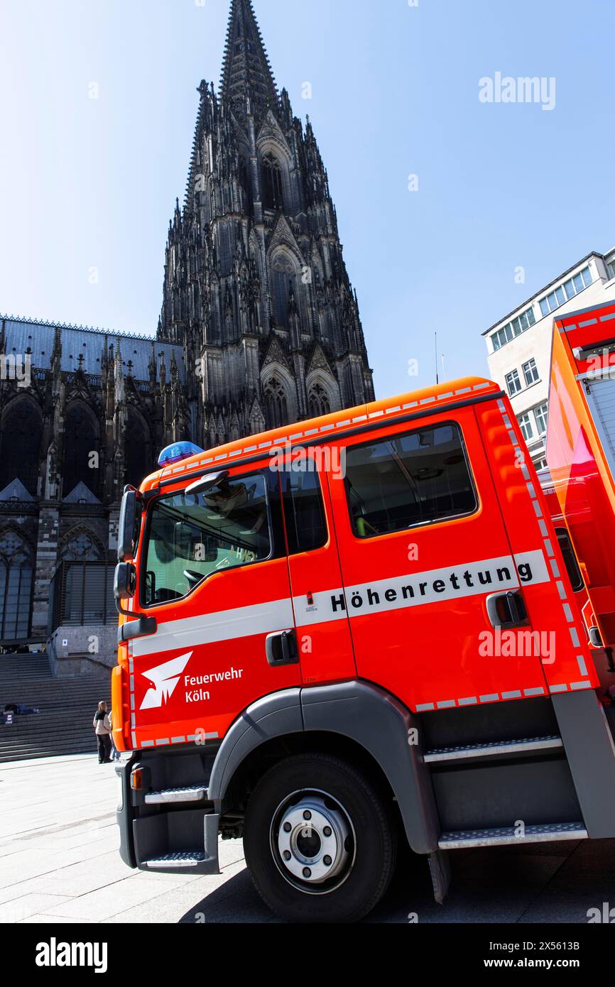 the fire department's high-altitude rescue vehicle stands in front of the cathedral, Cologne, Germany. Fahrzeug der Hoehenrettung der Feuerwehr steht Stock Photo
