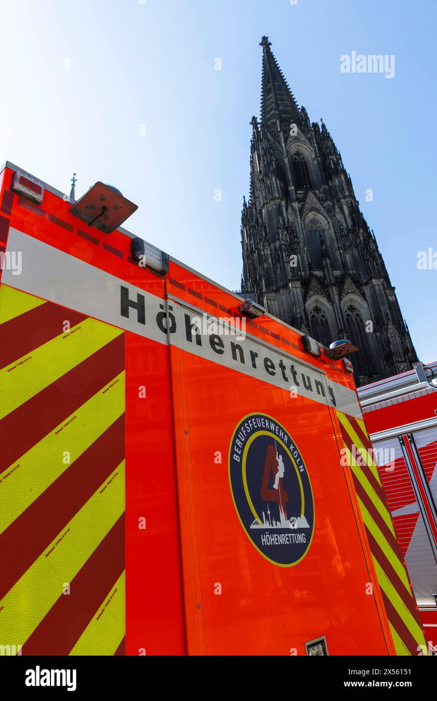 the fire department's high-altitude rescue vehicle stands in front of the cathedral, Cologne, Germany. Fahrzeug der Hoehenrettung der Feuerwehr steht Stock Photo