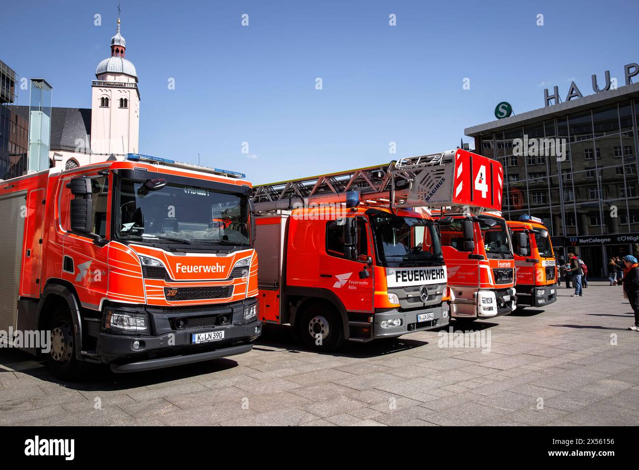 fire engines are parked in front of the central station, church St. Mariae Himmelfahrt, Cologne, Germany. Feuerwehrfahrzeuge stehen vor dem Hauptbahnh Stock Photo