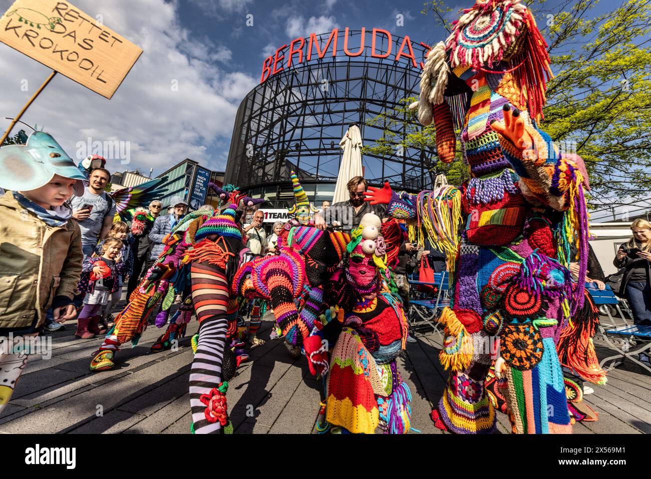 Bochum, Germany. 07th May, 2024. Disguised people in action at the opening of the Fidena puppet theater festival on the street. The puppet theater festival opened with a parade of oversized insects and strange creatures. International puppet theater makers will present contemporary puppetry in Bochum, Herne, Recklinghausen and Dortmund. The parade aims to make a statement against the extinction of species. The festival offers 22 productions from ten countries, including three world premieres and five German premieres. Credit: Dieter Menne/dpa/Alamy Live News Stock Photo