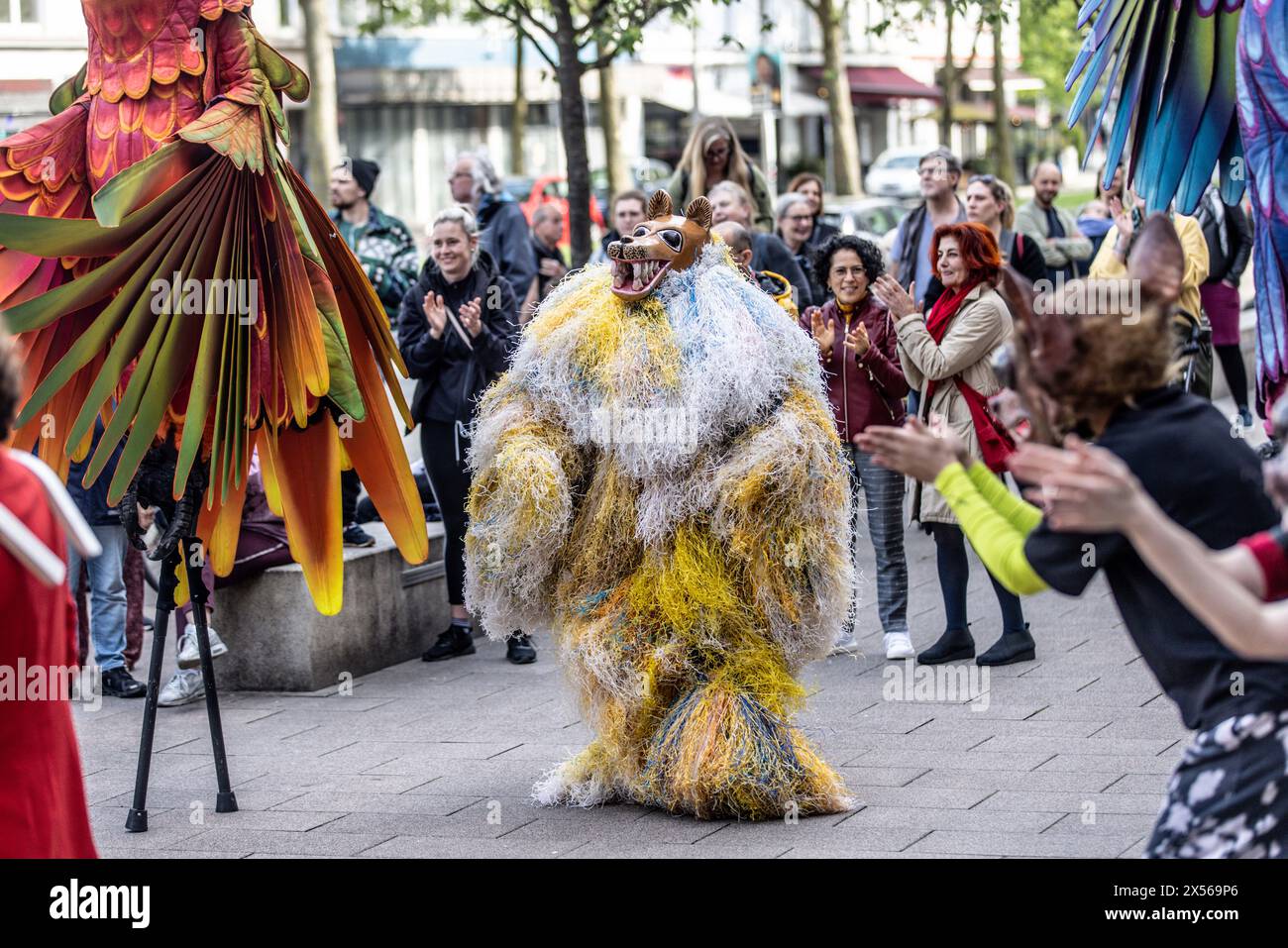 Bochum, Germany. 07th May, 2024. A disguised human in action at the opening of the Fidena puppet theater festival. The puppet theater festival opened with a parade of oversized insects and strange creatures. International puppet theater makers showcase contemporary puppetry in Bochum, Herne, Recklinghausen and Dortmund. The parade aims to make a statement against the extinction of species. The festival offers 22 productions from ten countries, including three world premieres and five German premieres. Credit: Dieter Menne/dpa/Alamy Live News Stock Photo