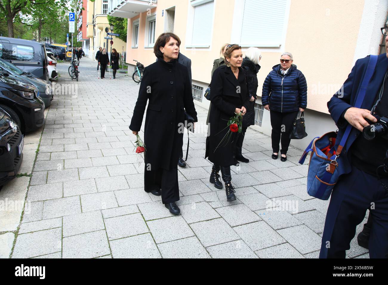 Janina Hartwig im Trauerzug zur Beisetzung von Fritz Wepper im Familiengrab der Familie Wepper auf dem Friedhof Neuhausen im Münchner Stadtteil Neuhau Stock Photo