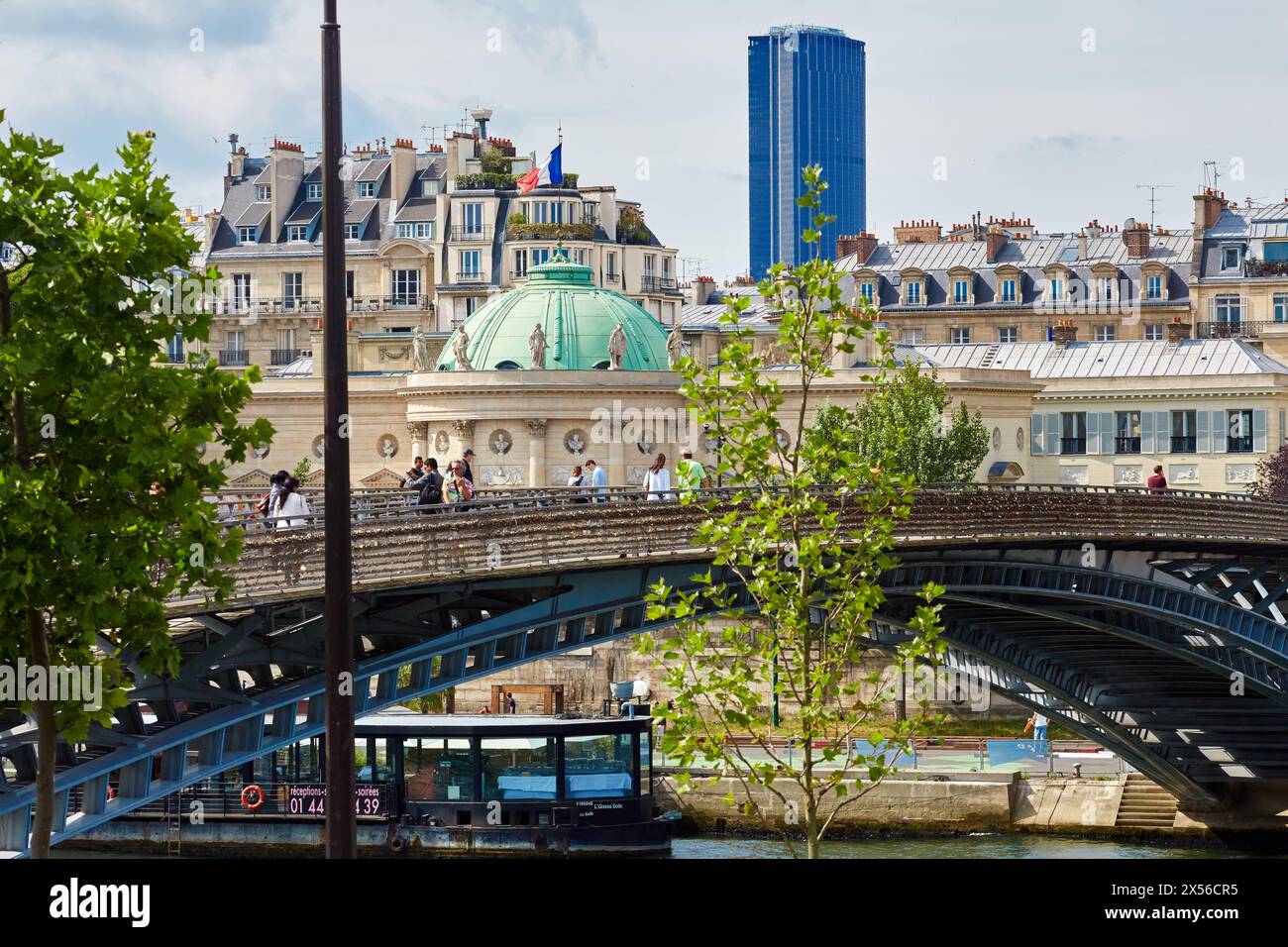 Passerelle de Solferino, Seine River, National Museum of the Legion of Honor and Orders of Chivalry, Paris, France Stock Photo