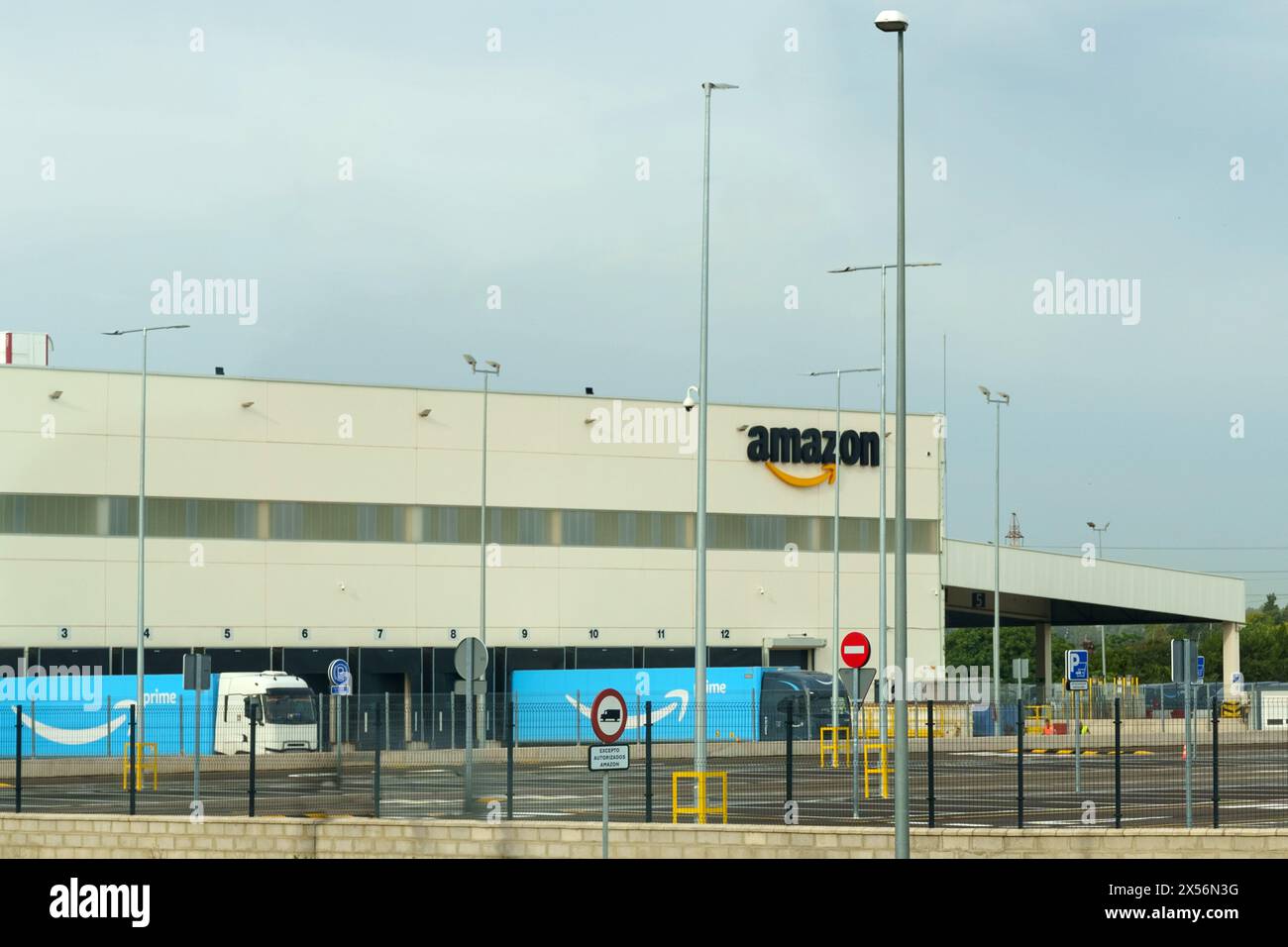 Amazon fulfillment center france hi-res stock photography and images ...