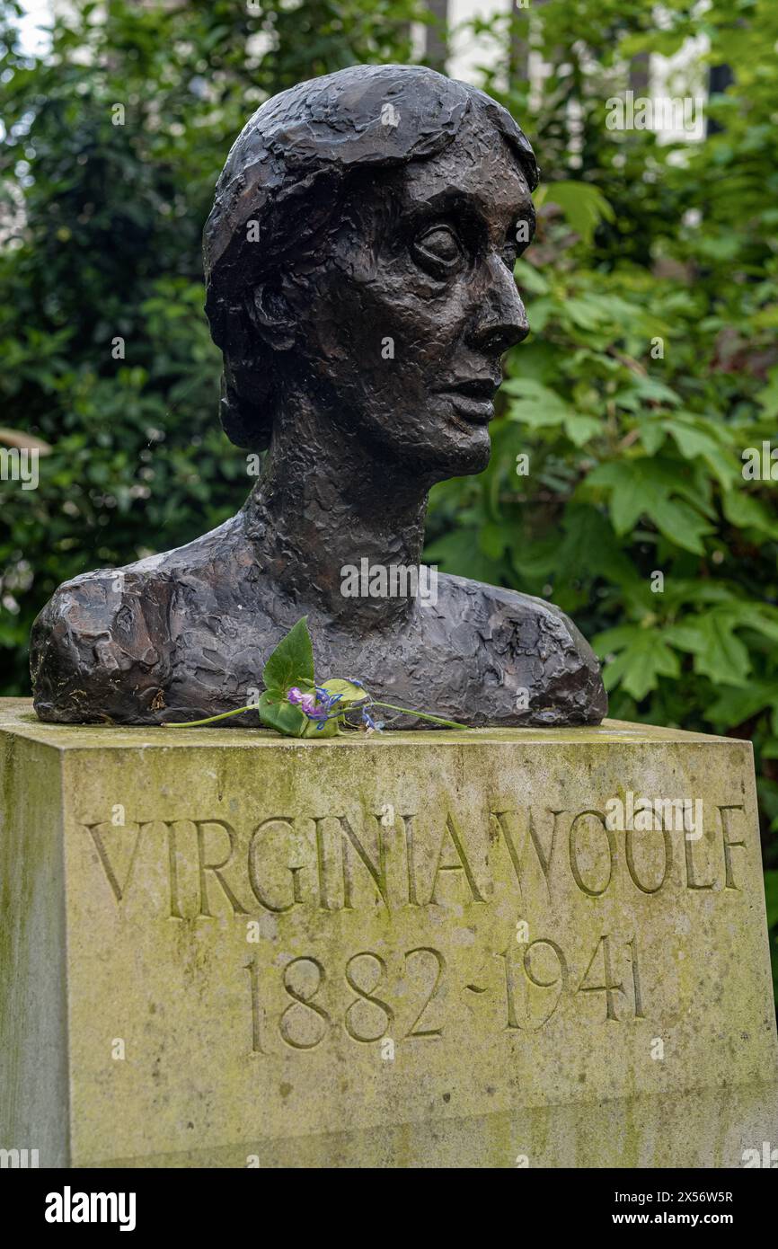Virginia Woolf Tavistock Square Bloomsbury London - Virginia Woolf bust or statue 2004, bronze copy of an original, sculptor Stephen Tomlin 1931. Stock Photo