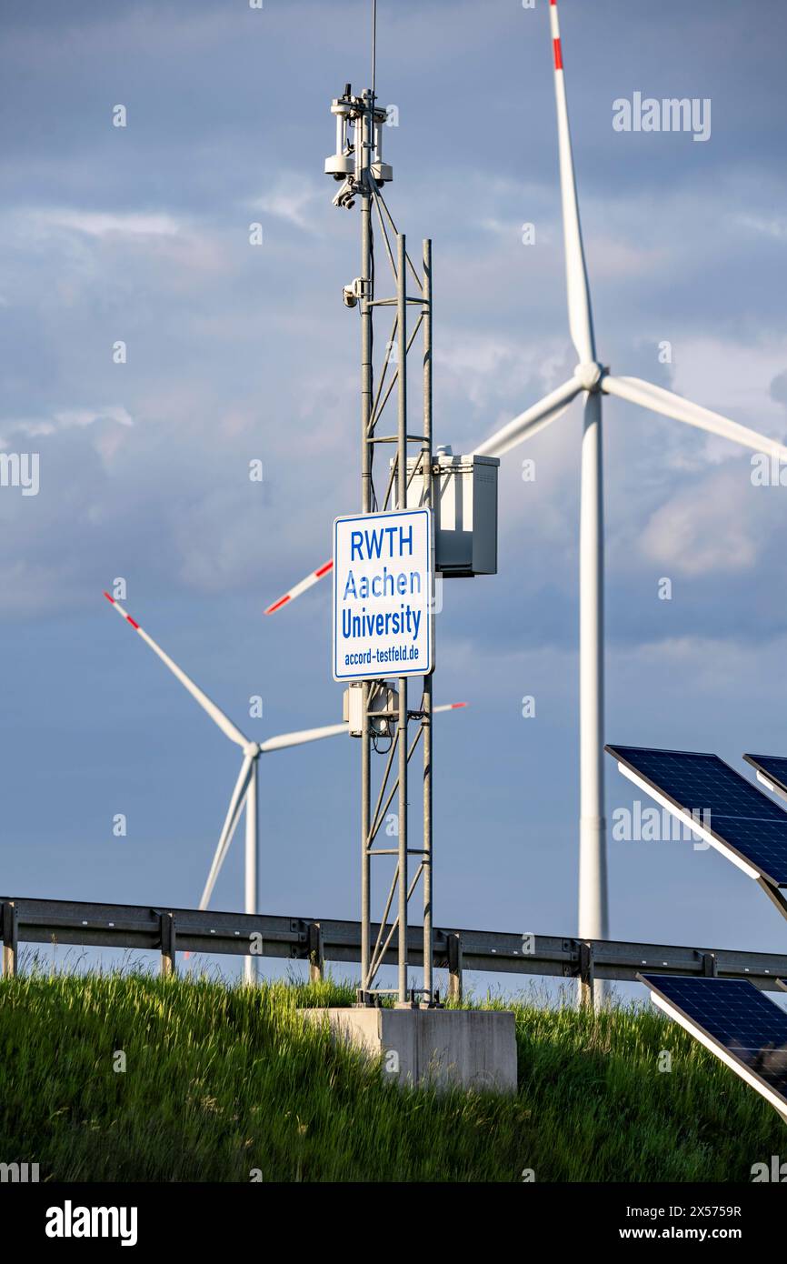 Teststrecke der RWTH Aachen, für Autonomes Fahren, an der A44, 11 Sensoren auf einer 1 KM langen Autobahnabschnitt sammeln Daten von Versuchsfahrzeugen für die Erforschung von automatisierten und vernetztem Fahren, Autonomes Fahren, Teil des ACCorD Forschungsprojekts, bei Titz-Jackerath, NRW, Deutschland, Teststrecke Autonomes Fahren *** Test track of the RWTH Aachen, for autonomous driving, on the A44, 11 sensors on a 1 KM long highway section collect data from test vehicles for research into automated and networked driving, autonomous driving, part of the ACCorD research project, near Titz J Stock Photo