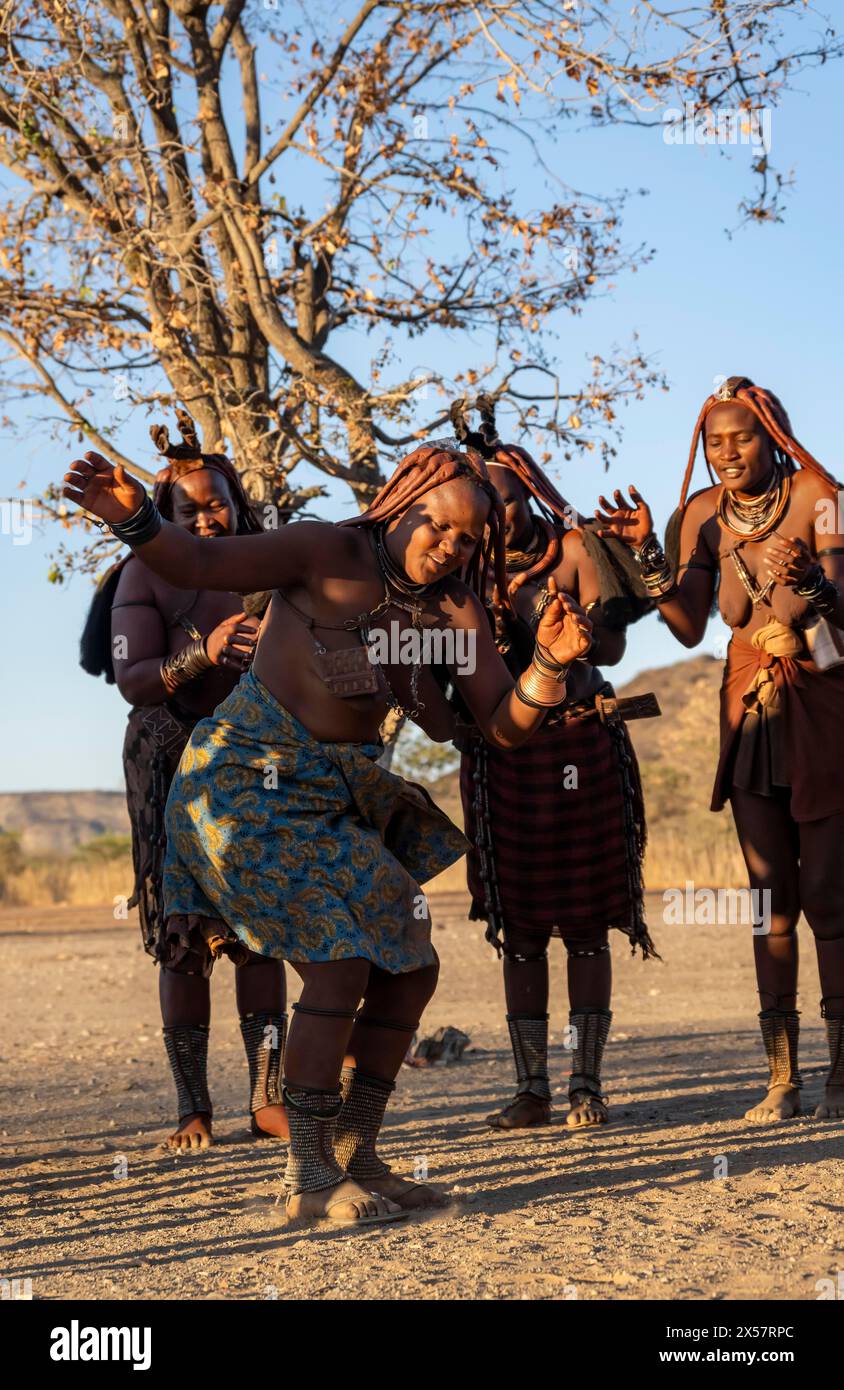 Traditional Himba woman clapping and dancing, near Opuwo, Kaokoveld, Kunene, Namibia Stock Photo