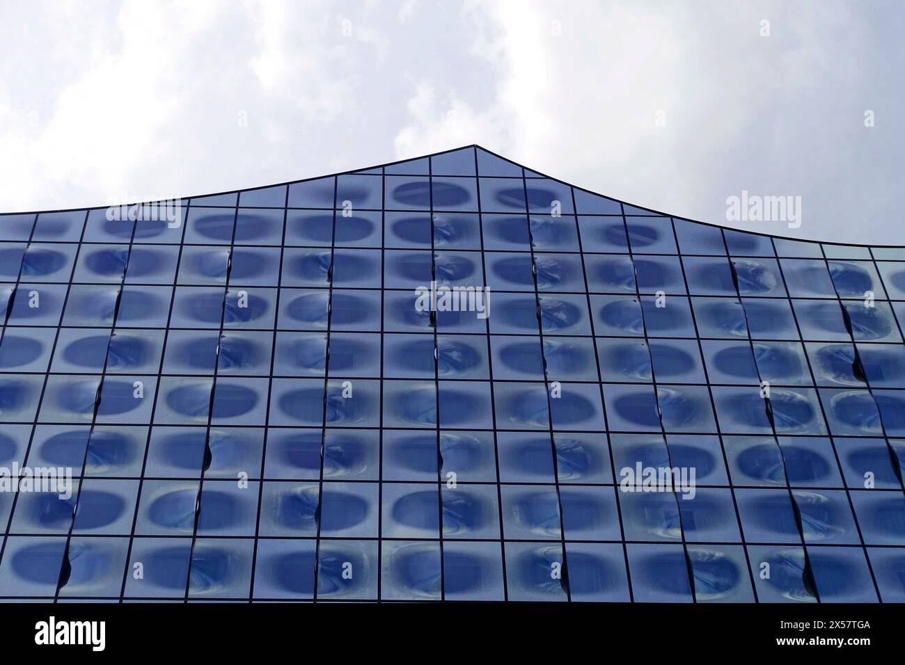Elbe Philharmonic Hall, Architects Herzog & De Meuron, Hafencity, Hamburg, Close-up of a blue glass facade reflecting the sky and clouds, Hamburg Stock Photo