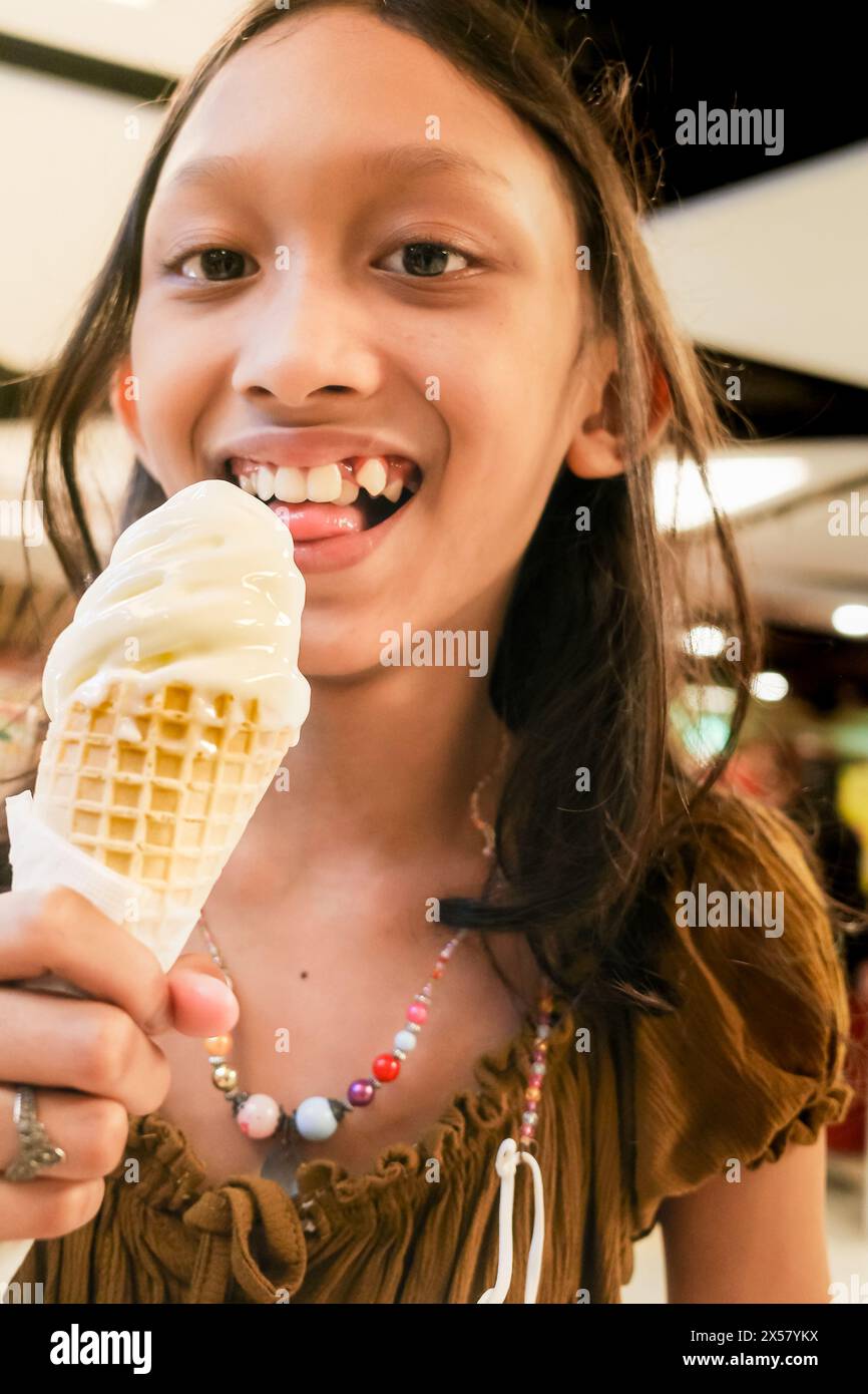 Teen girl ice cream cone hires stock photography and images Alamy