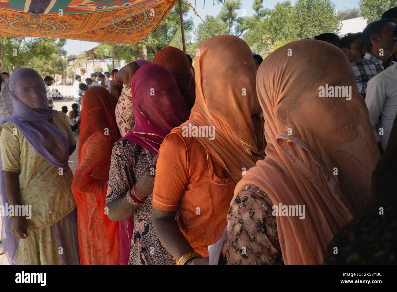 Gainesville, West Bengal, INDIA. 8th May, 2024. Women stand in line to cast a vote during the second polling phase on April 26, 2024 in Rajasthan, India. (Credit Image: © Elke Scholiers/ZUMA Press Wire) EDITORIAL USAGE ONLY! Not for Commercial USAGE! Stock Photo