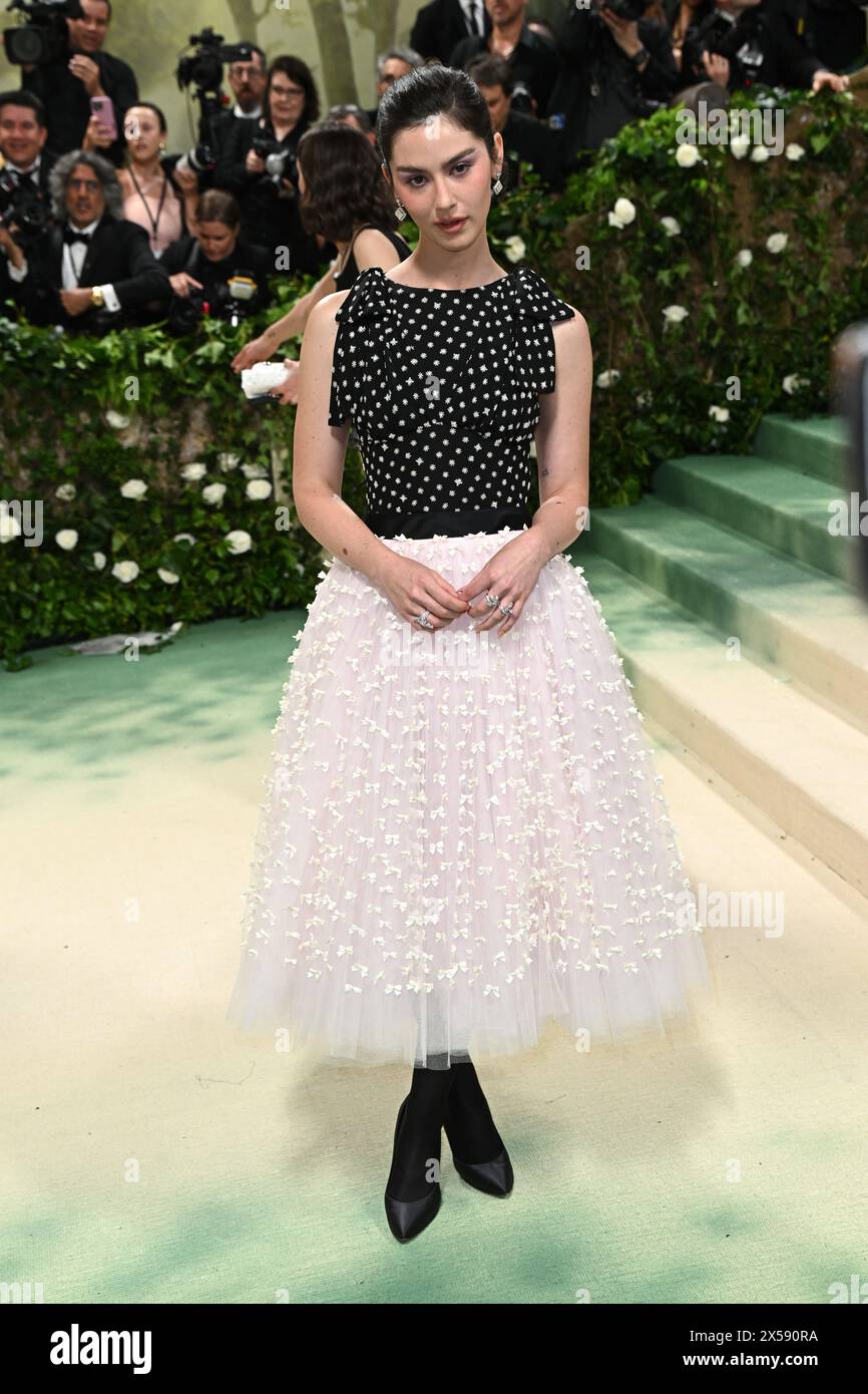 New York USA May 6th 2024 Gracie Abrams Arriving At The Met Gala new-york-usa-may-6th-2024-gracie-abrams-arriving-at-the-met-gala