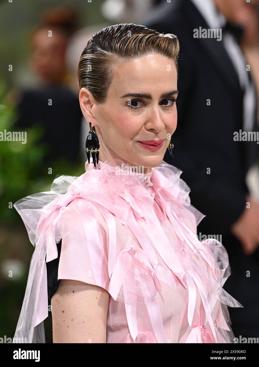 new-york-usa-may-6th-2024-sarah-paulson-arriving-at-the-met-gala