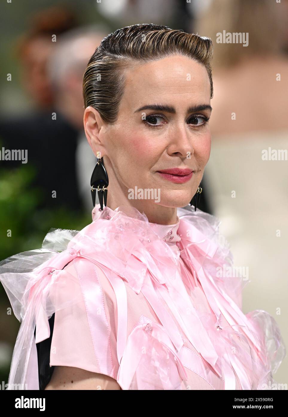 new-york-usa-may-6th-2024-sarah-paulson-arriving-at-the-met-gala