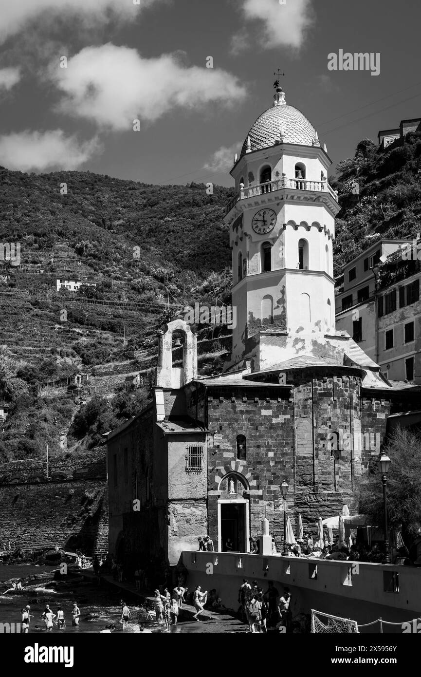 Magic of the Cinque Terre. Timeless images. Vernazza immersed in the color of the houses and the sea Stock Photo