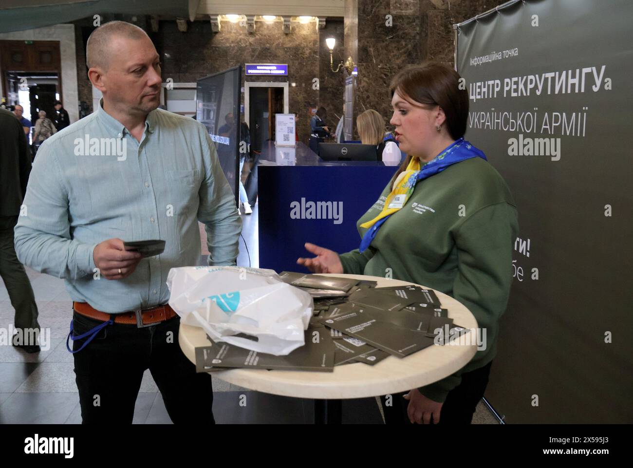Non Exclusive: KYIV, UKRAINE - MAY 07, 2024 - A representative of the Ukrainian Armed Forces recruitment information center speaks with a man at the C Stock Photo