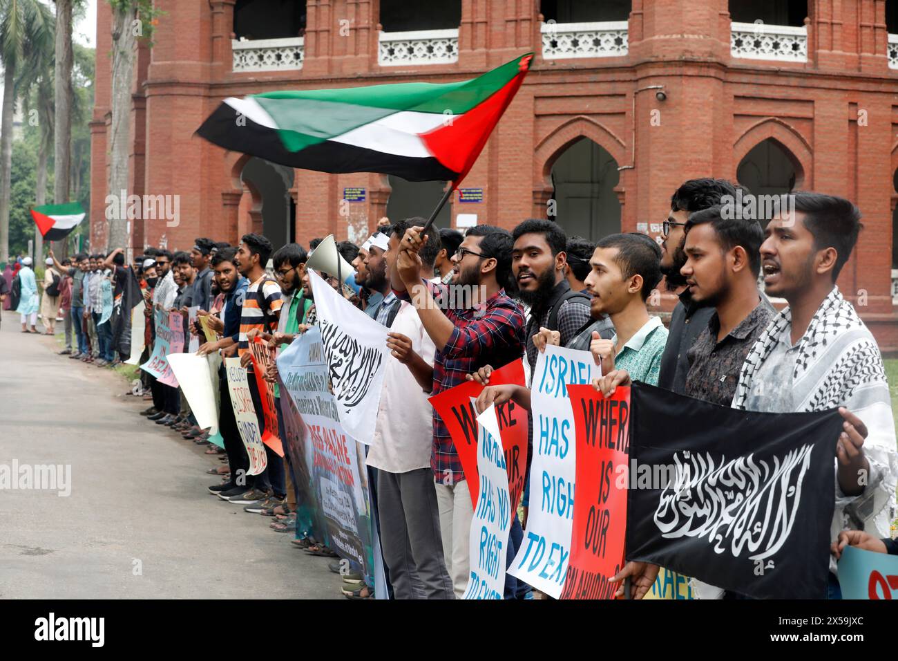 Dhaka, Bangladesh - May 08, 2024: General students of Dhaka University formed a human chain in front of Curzon Hall to demand an end to the genocide o Stock Photo