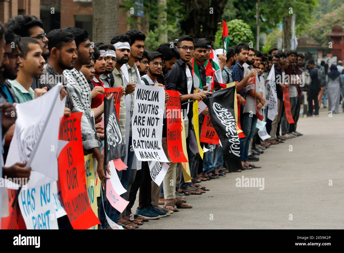 Dhaka, Bangladesh - May 08, 2024: General students of Dhaka University formed a human chain in front of Curzon Hall to demand an end to the genocide o Stock Photo