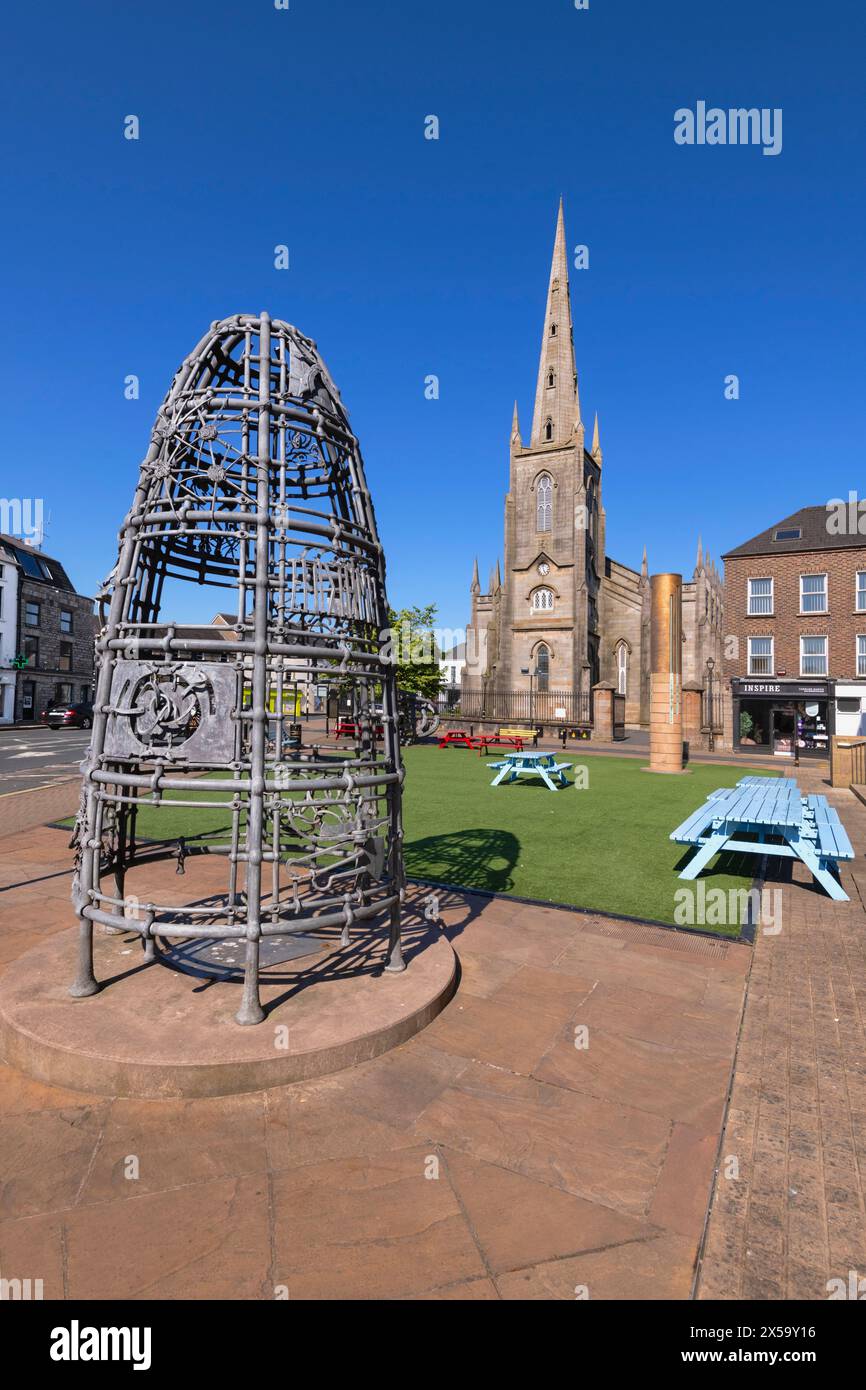 Republic of Ireland, County Monaghan, Monaghan town, Church Square, St Patrick's Church of Ireland with the Hive of Knowledge created by master blacksmiths in 2011 in the foreground. Stock Photo
