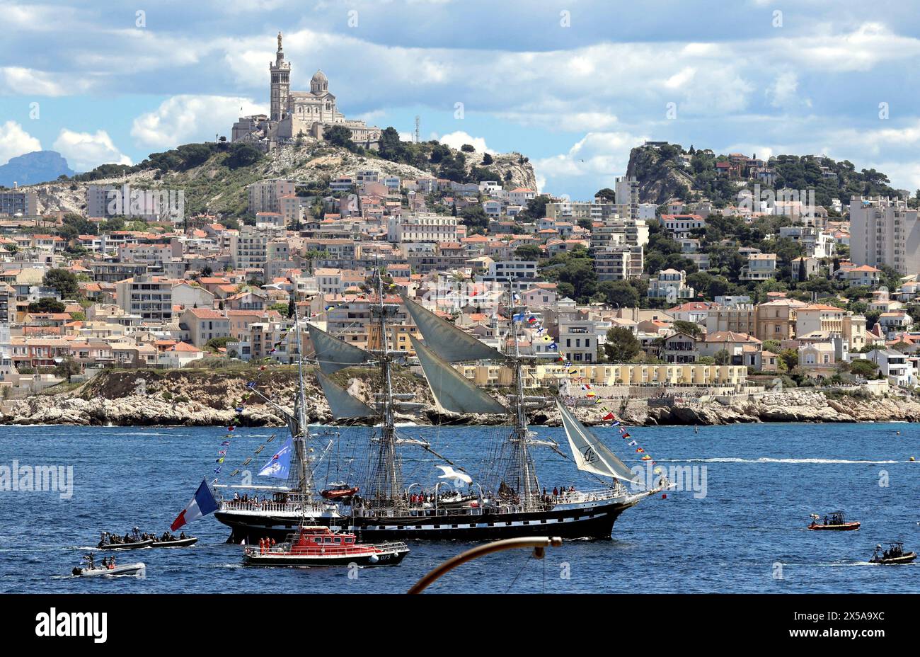 Marseille, France. 08th May, 2024. © PHOTOPQR/LA PROVENCE/David ROSSI ; Marseille ; 08/05/2024 ; Flamme Olympique Paris 2024 vue du Belem du Chateau d'if de la Parade dans la rade de Marseille. Belem sails near the coast of Marseille, on May 8, 2024, before landing with the Olympic torch, ahead of the Paris 2024 Olympic Games. *** Local Caption *** Credit: MAXPPP/Alamy Live News Stock Photo