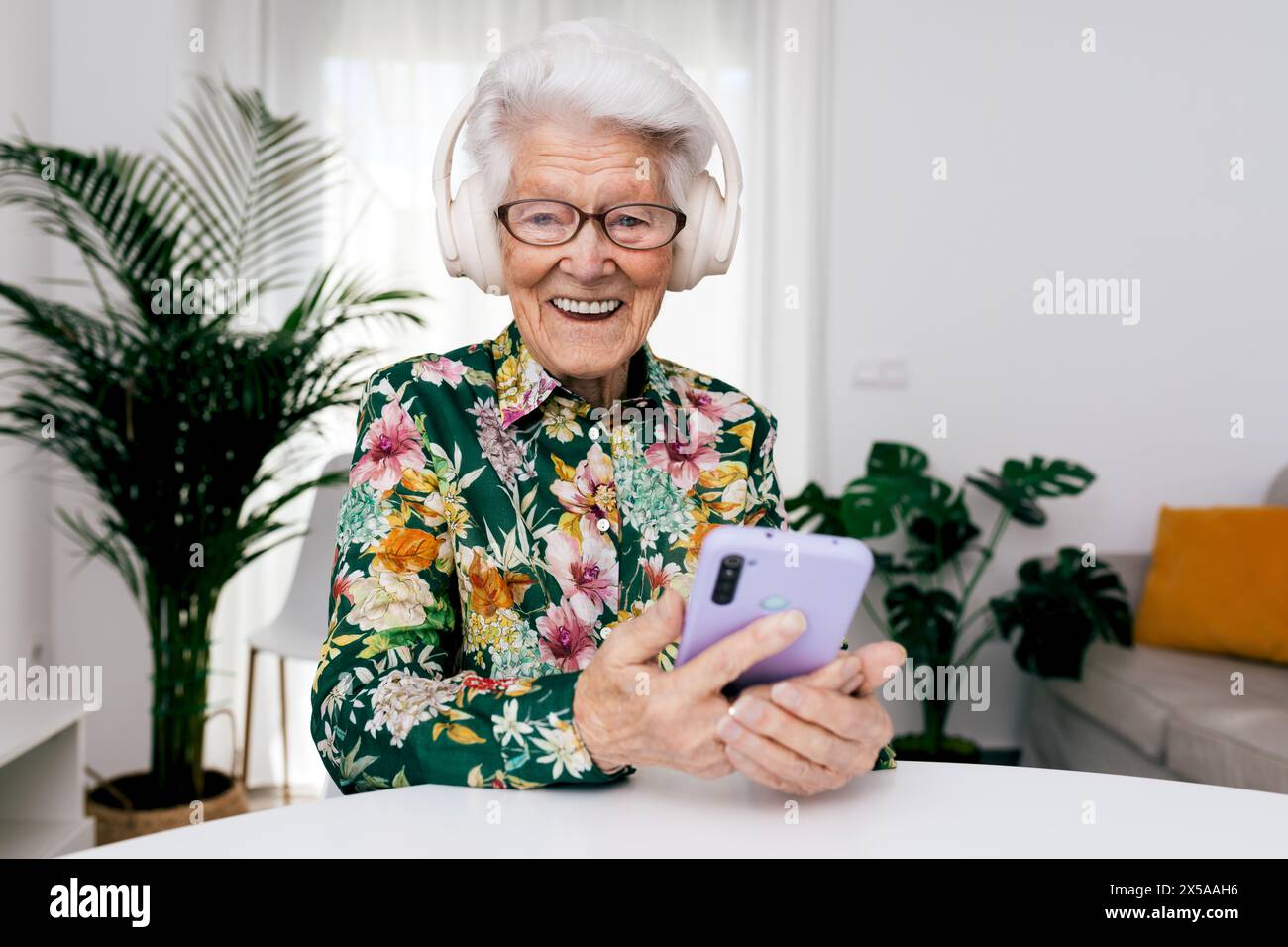 Woman wearing large headphones hi-res stock photography and images - Alamy