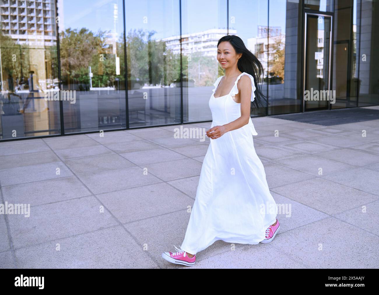Beautiful woman walking in the city Stock Photo - Alamy