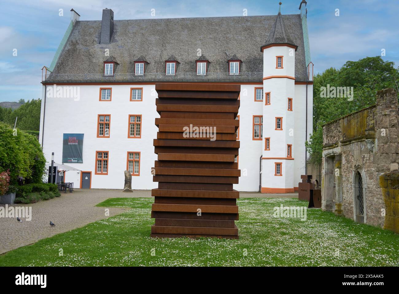 Scully Stand Skulptur Shadow Stack aus Cortenstahl von Sean Scully ist 4,40 Meter ...