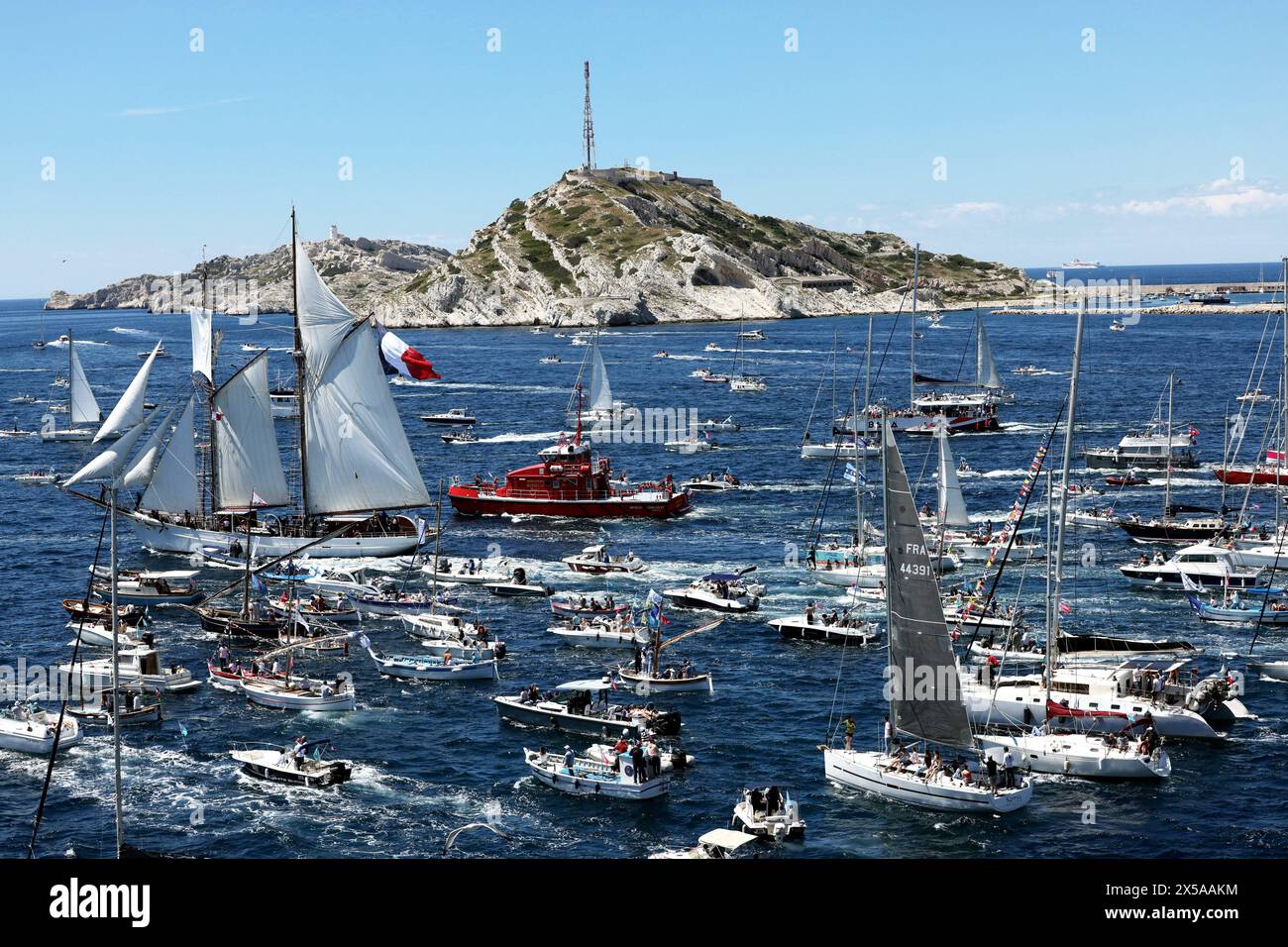 Marseille, France. 08th May, 2024. © PHOTOPQR/LA PROVENCE/David ROSSI ; Marseille ; 08/05/2024 ; Flamme Olympique Paris 2024 vue du Belem du Chateau d'if de la Parade dans la rade de Marseille Belem sails near the coast of Marseille, on May 8, 2024, before landing with the Olympic torch, ahead of the Paris 2024 Olympic Games. *** Local Caption *** Credit: MAXPPP/Alamy Live News Stock Photo