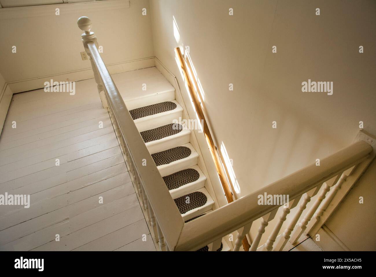 Hallway house stairs white hi-res stock photography and images - Alamy