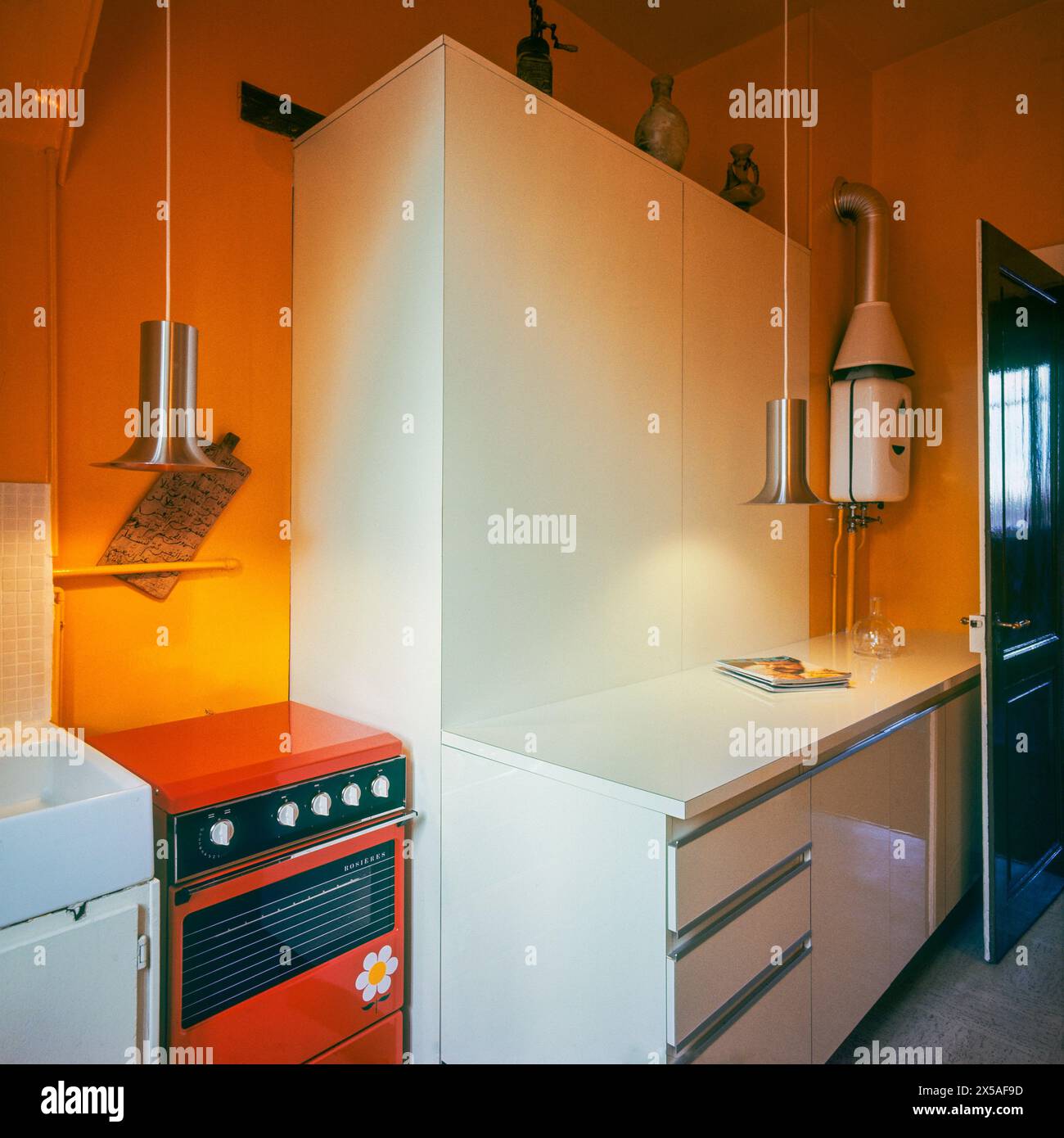 Vintage kitchen interiors hi-res stock photography and images - Alamy - Canada Retro Apartment Renovation