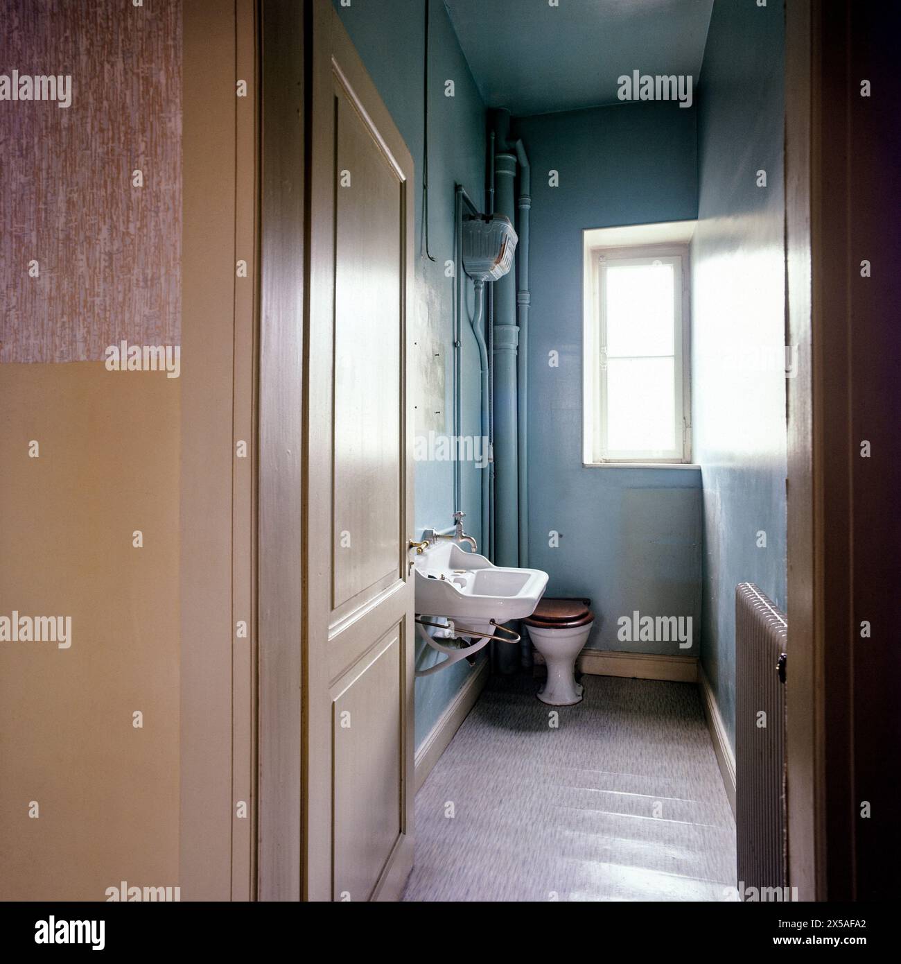 102 Best Bathroom Design Ideas You'll Want to Try - The Spruce - Textured Apartment Renovation Vintage