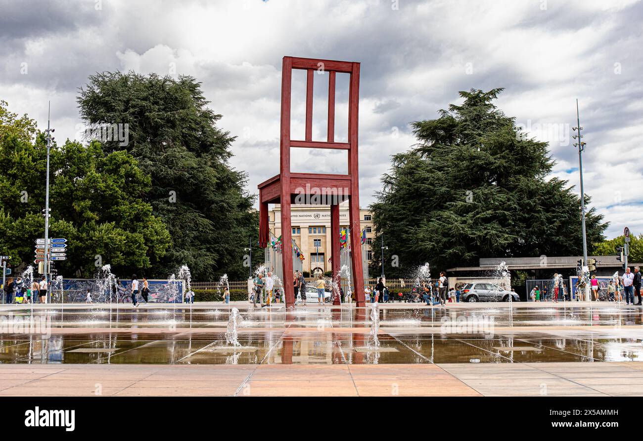 Auf der Place des Nations in Genf vor dem Palais des Nations - dem Hauptsitz der Vereinten Nationen- steht der Broken Chair, des Genfer Künstlers Dani Stock Photo