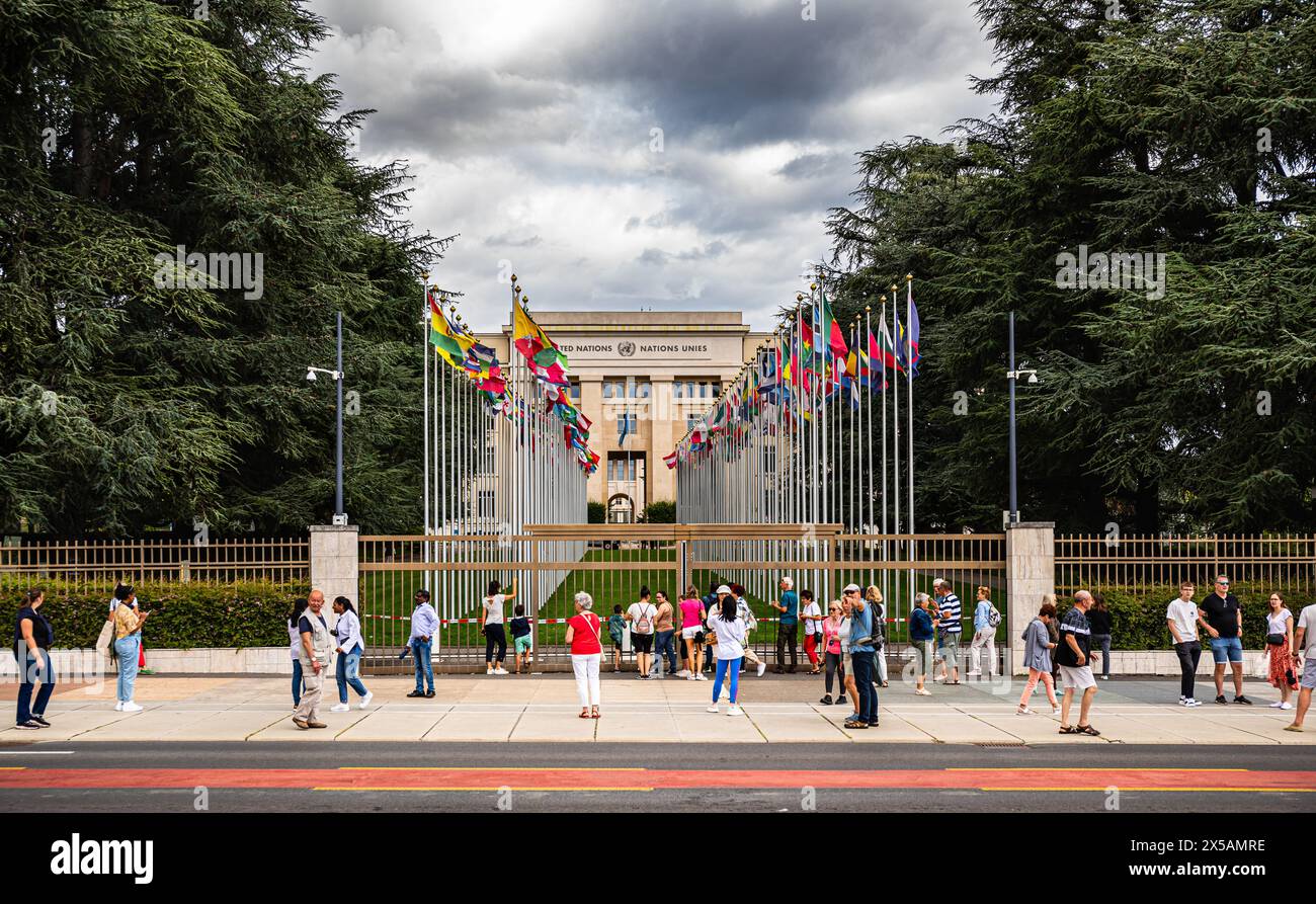 Blick auf den Palais des Nations, welches der Hauptsitz der Vereinten Nationen in Genf ist. Vorne am Sicherheitszaun sind zahlreichen Touristen zu fin Stock Photo