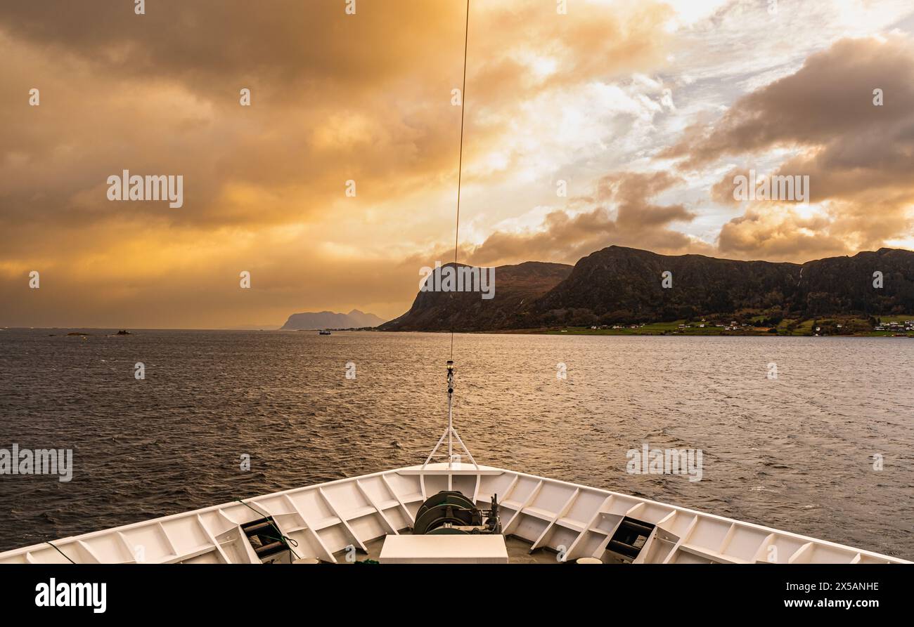 Sonnenaufgang kurz vor dem Hafen Trovik, an der norwegischen Küste