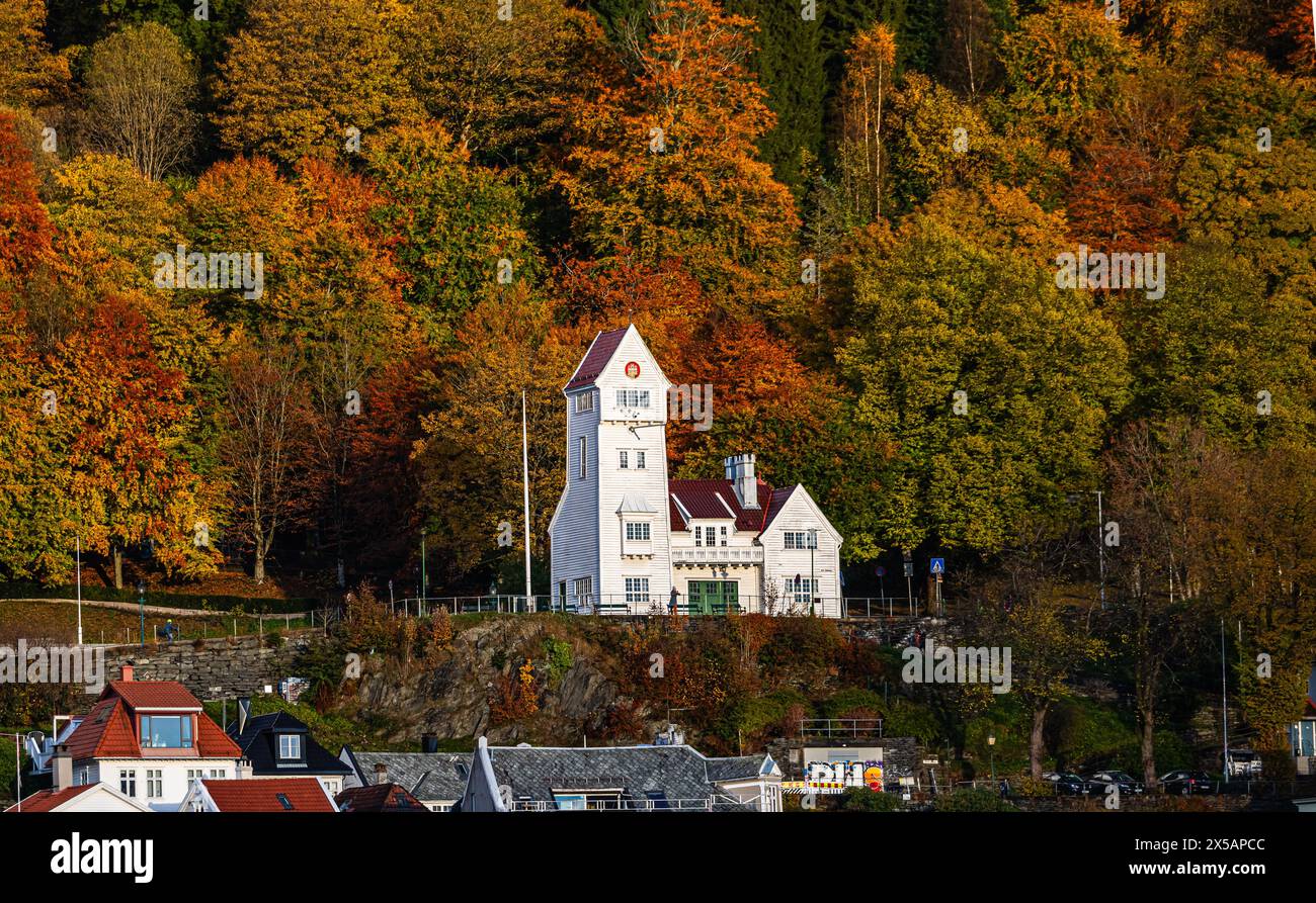 Die Feuerwache Sandvik wurde 1903 gebaut, zwei Jahre nach dem grossen Stadtbrand in Bergen im Jahre. (Bergen, Norwegen, 22.10.2023) Stock Photo