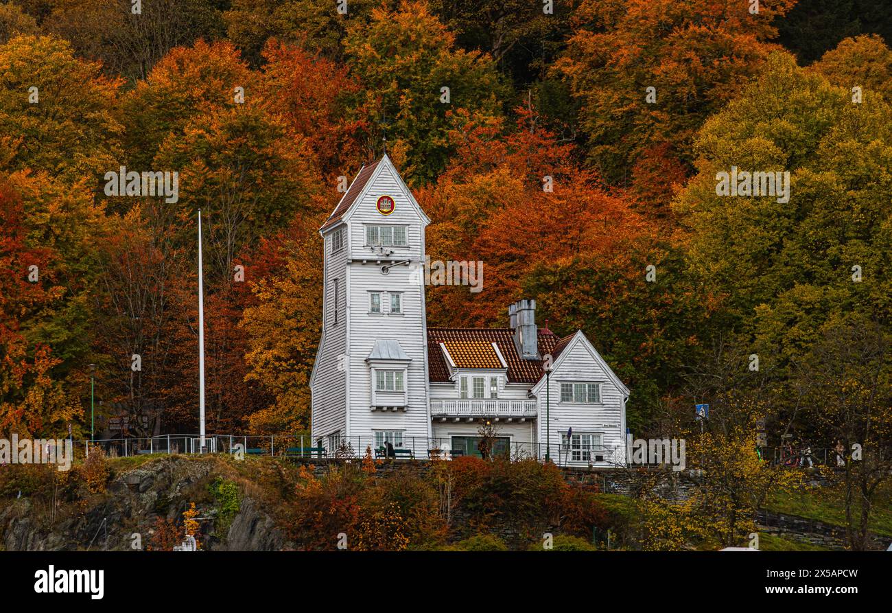 Die Feuerwache Sandvik wurde 1903 gebaut, zwei Jahre nach dem grossen Stadtbrand in Bergen im Jahre. (Bergen, Norwegen, 22.10.2023) Stock Photo