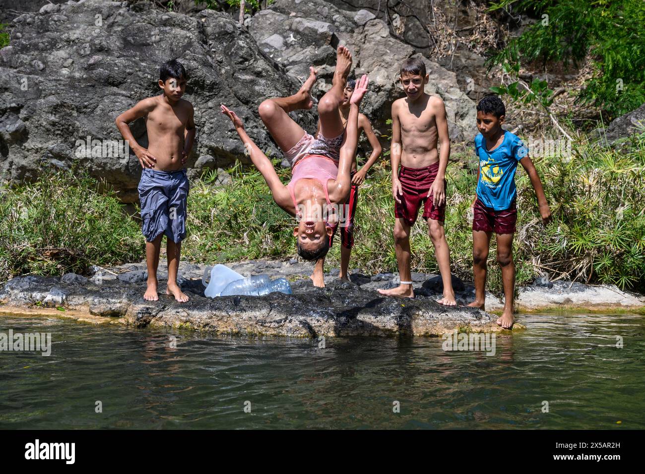 Niños jugando cuba hi-res stock photography and images - Alamy