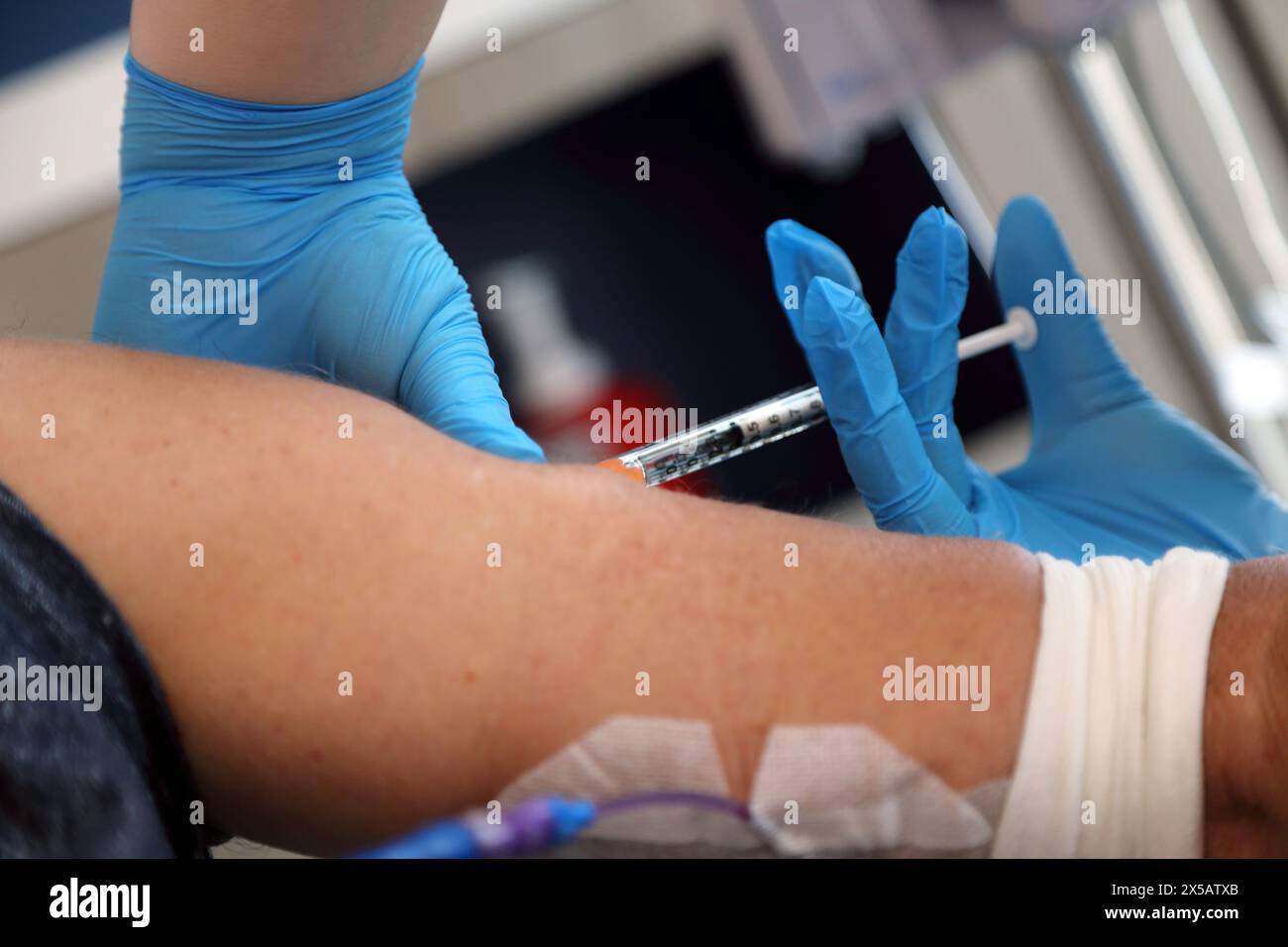 Nurse Injecting Atropine a Anticholinergic helps to reduce the side effects of Chemotherapy Surrey England Stock Photo