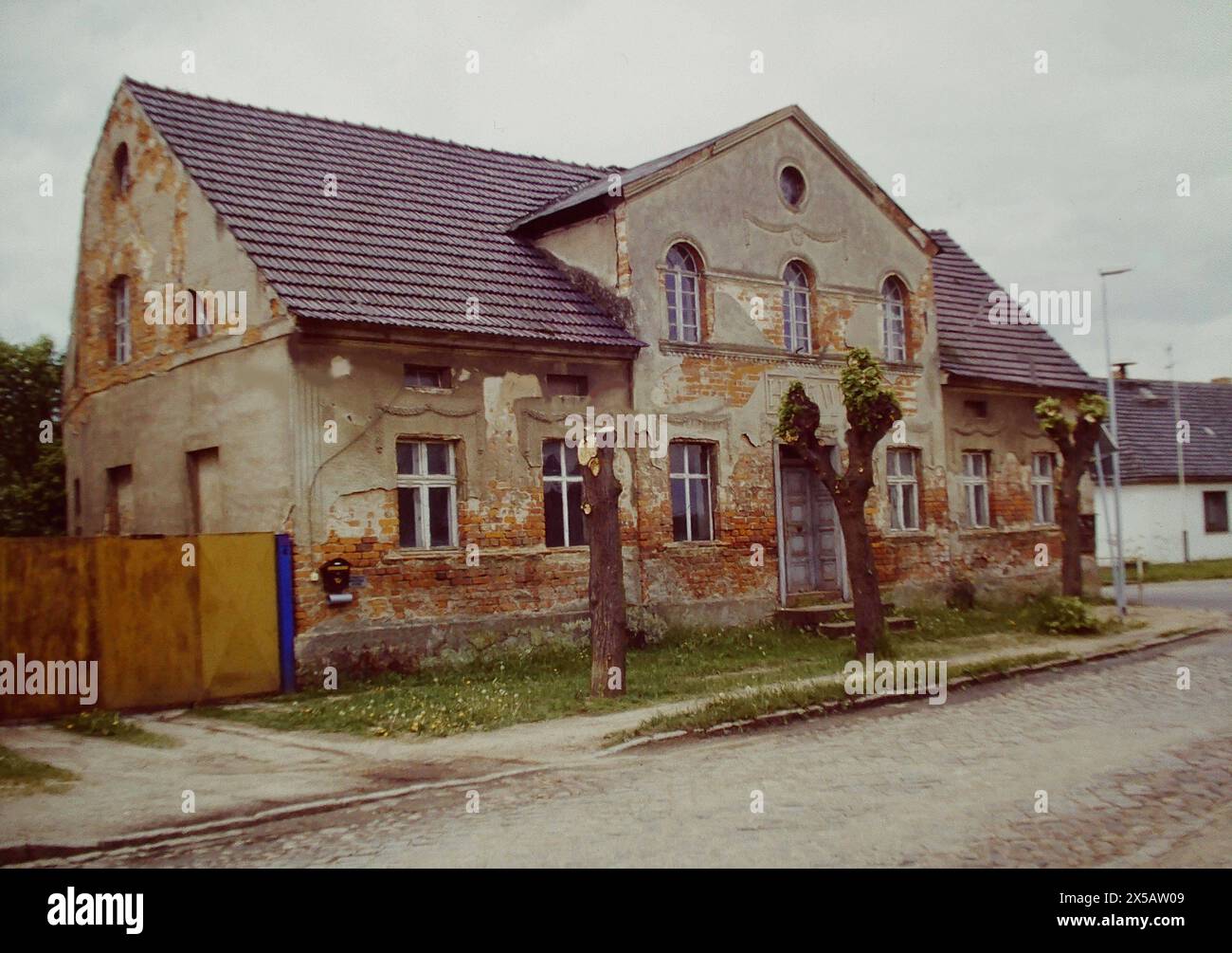 Blick auf das verlassene Pensionsgasthaus in Schmogrow, mit den verstuemmelten drei Linden davor - ein trauriger Anblick Lost Places in Schmogrow *** View of the abandoned guesthouse in Schmogrow, with the three lime trees in front of it a sad sight Lost Places in Schmogrow Stock Photo
