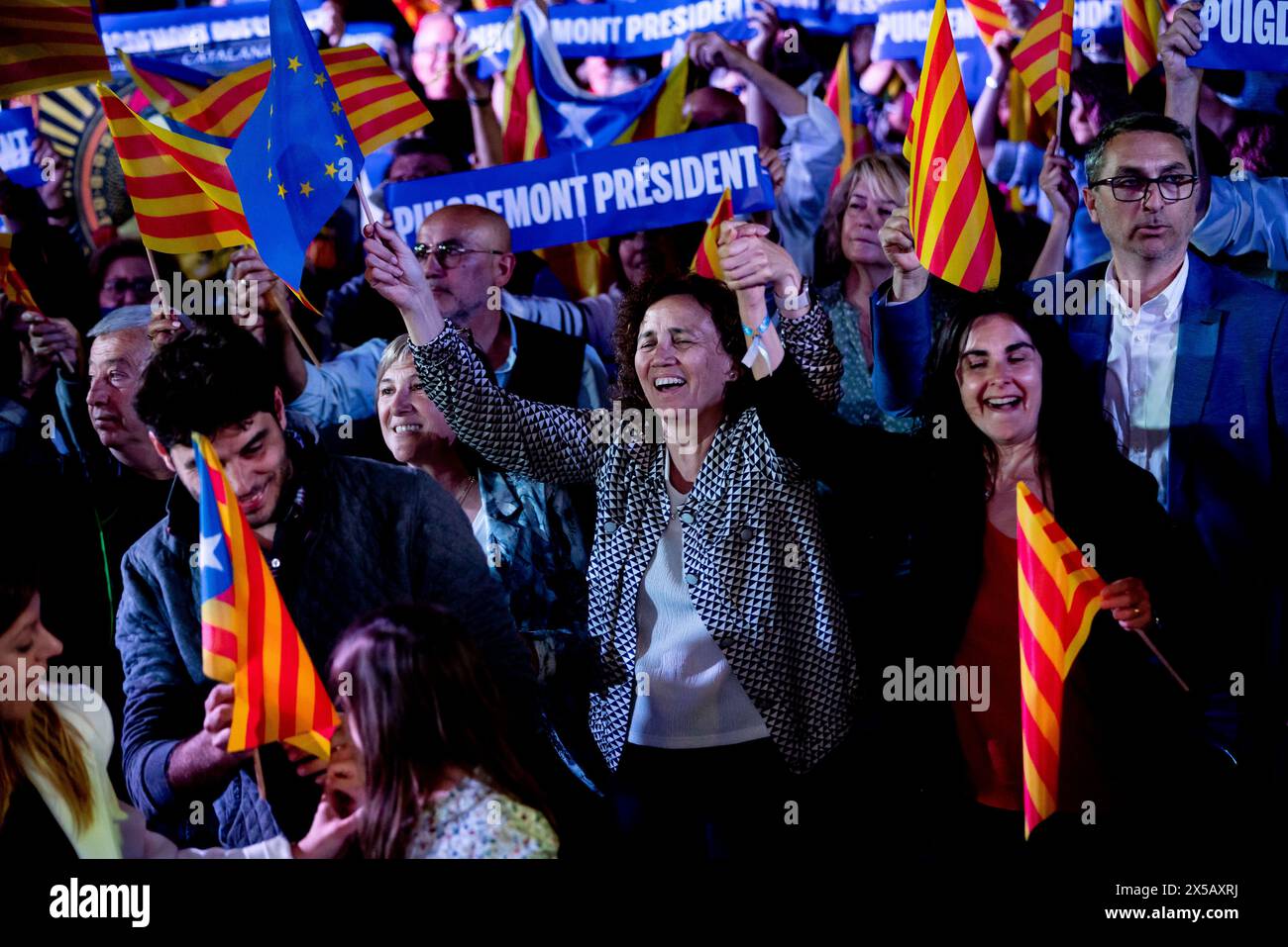 May 7, 2024, Argelers, France: People reacts as former Catalan president and Junts per Catalunya pro-independence candidate CARLES PUIGDEMONT holds a speech during a rally at Argeliers de Marenda (France) ahead of Catalan regional election that will be held next 12th May. Credit: Jordi Boixareu/Alamy Life News Stock Photo