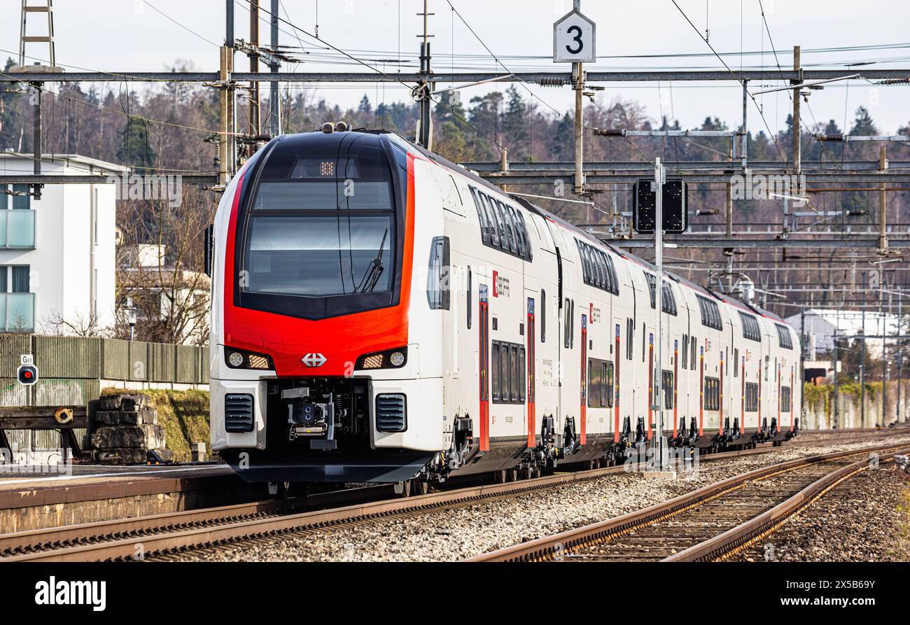 IR-Dosto SBB RABe 511 Ein IR-Dosto mit der Bezeichnung SBB RABe 511 bei der Durchfahrt durch den Bahnhof Bassersdorf im Zürcher Unterland Bassersdorf, Schweiz, 04.02.2024 *** IR Dosto SBB RABe 511 An IR Dosto with the designation SBB RABe 511 passing through Bassersdorf station in the Zurich Unterland Bassersdorf, Switzerland, 04 02 2024 Stock Photo